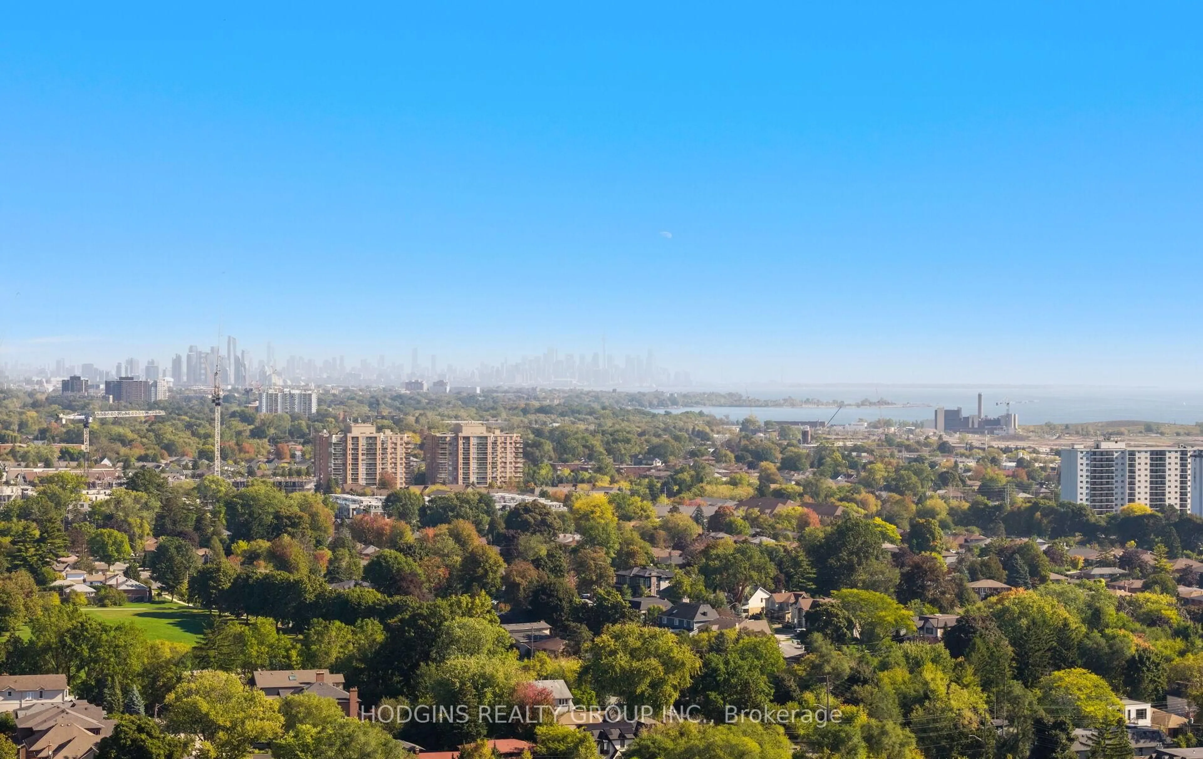 A pic from outside/outdoor area/front of a property/back of a property/a pic from drone, city buildings view from balcony for 1319 Lakebreeze Dr, Mississauga Ontario L5G 3W7