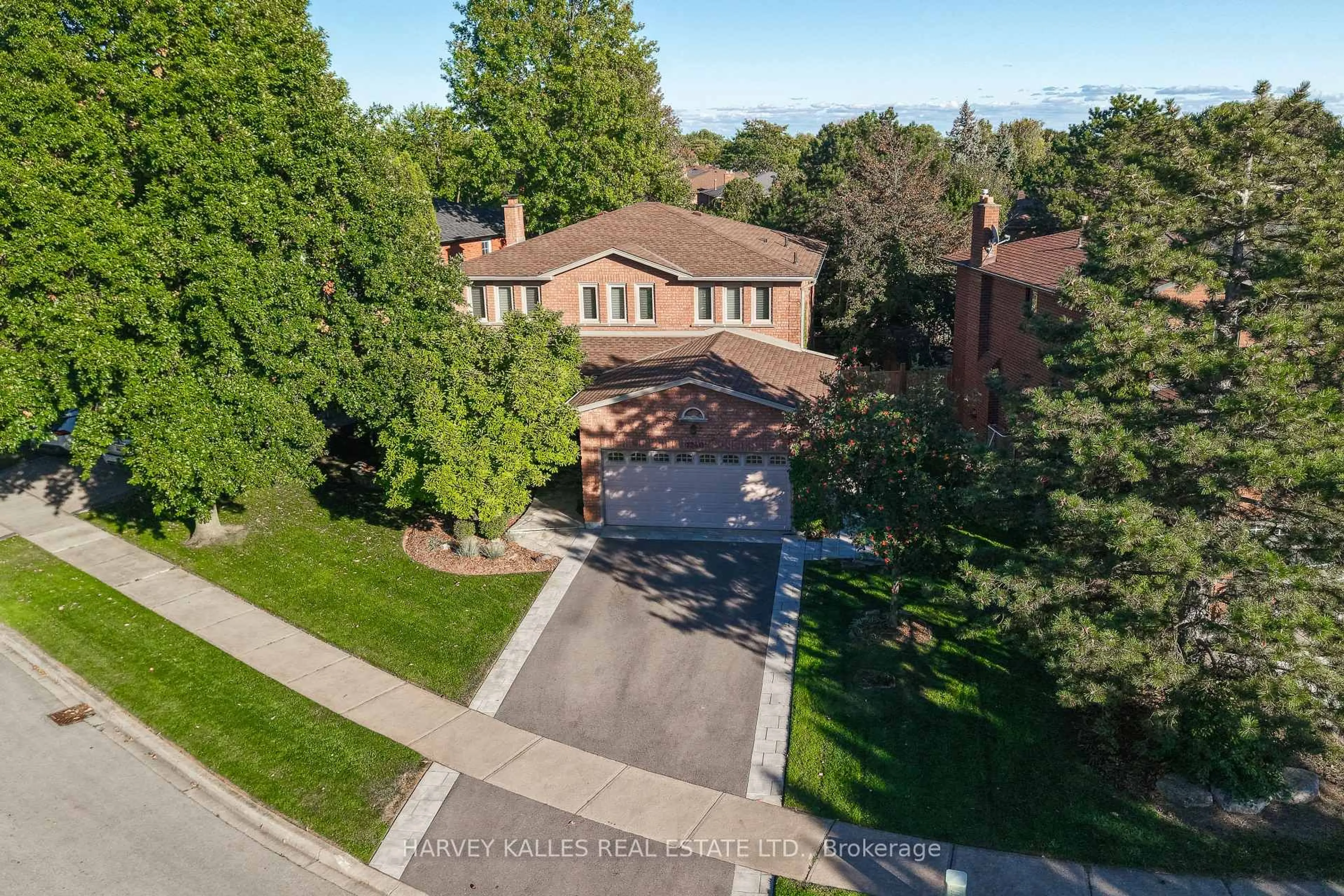 A pic from outside/outdoor area/front of a property/back of a property/a pic from drone, street for 1240 Rosethorne Rd, Oakville Ontario L6M 1H6