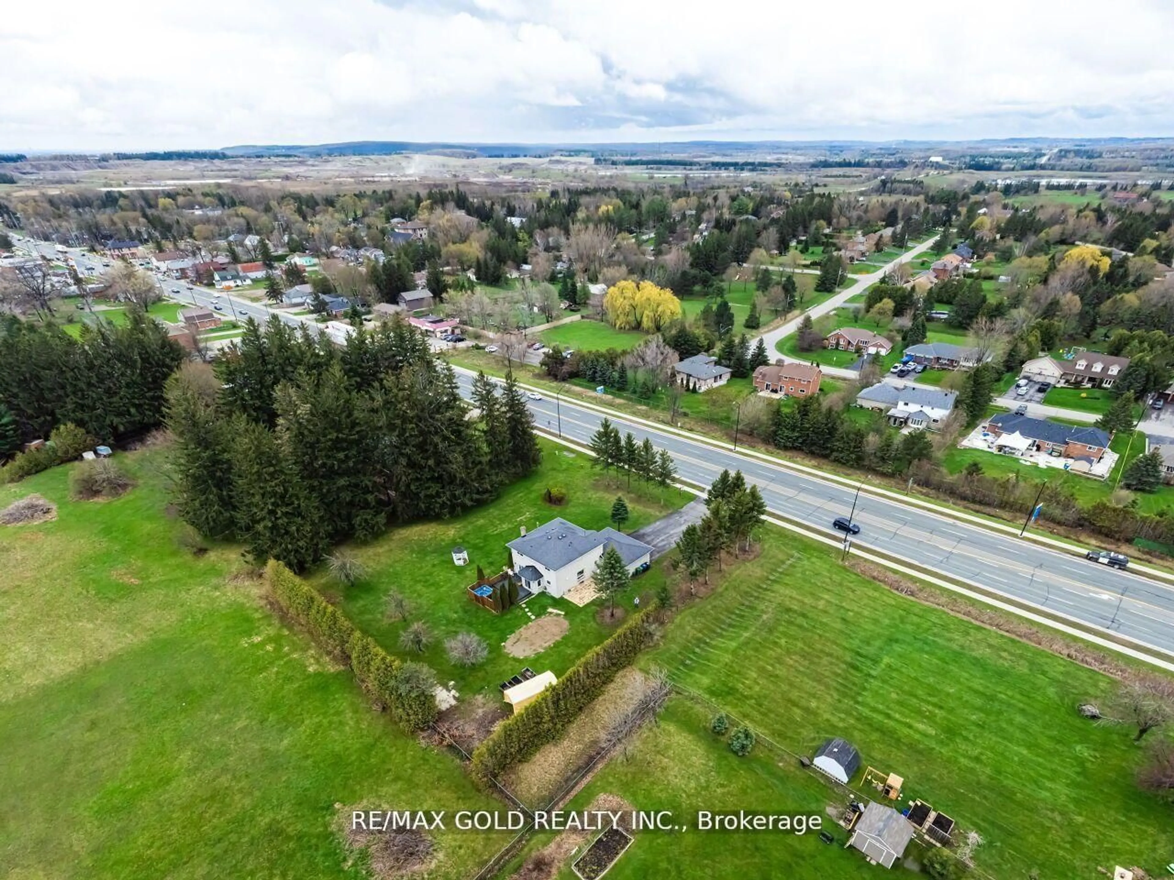 A pic from outside/outdoor area/front of a property/back of a property/a pic from drone, unknown for 18555 Hurontario St, Caledon Ontario L7K 0X8