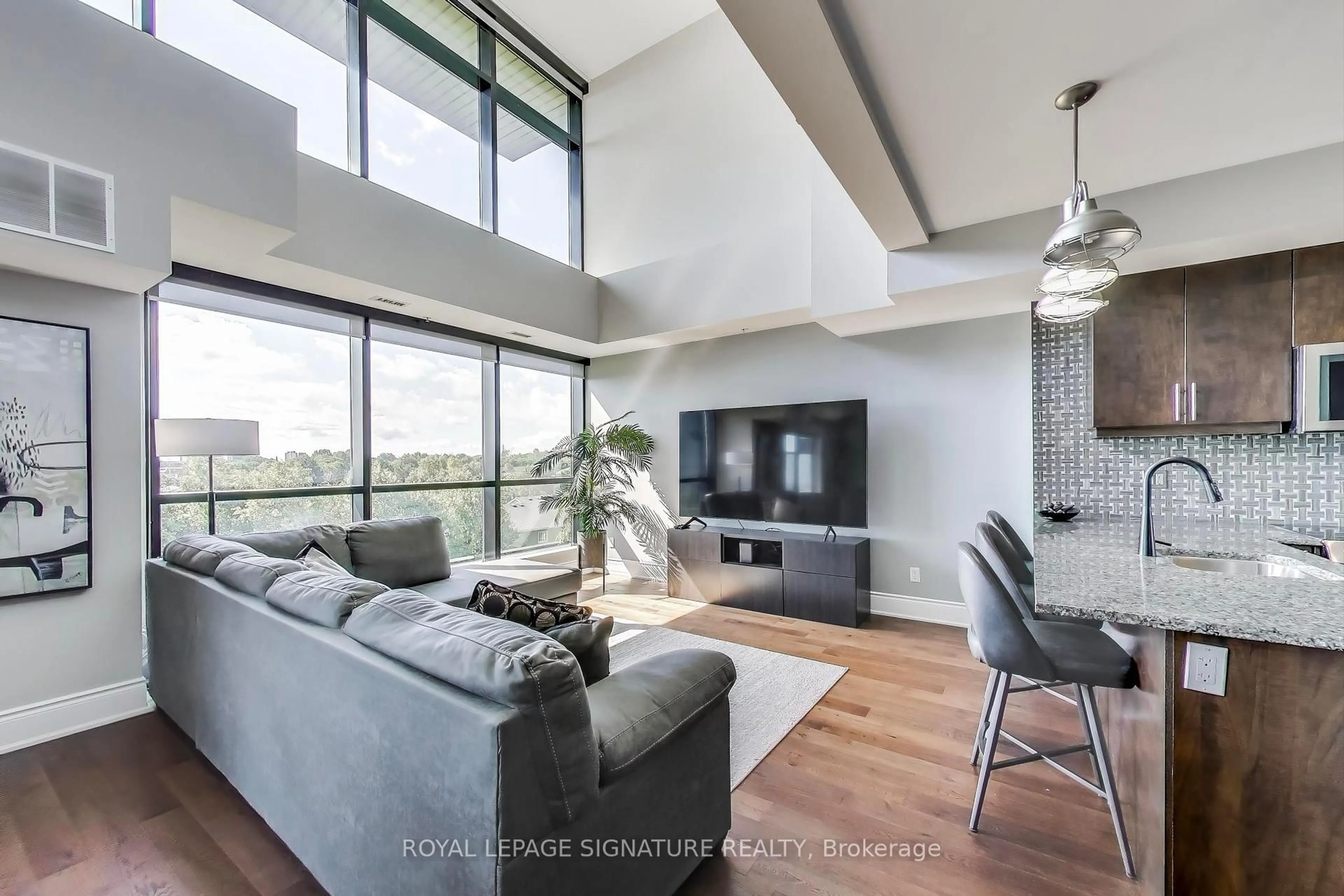 Living room with furniture, unknown for 3170 Erin Mills Pkwy #405, Mississauga Ontario L5L 0B6