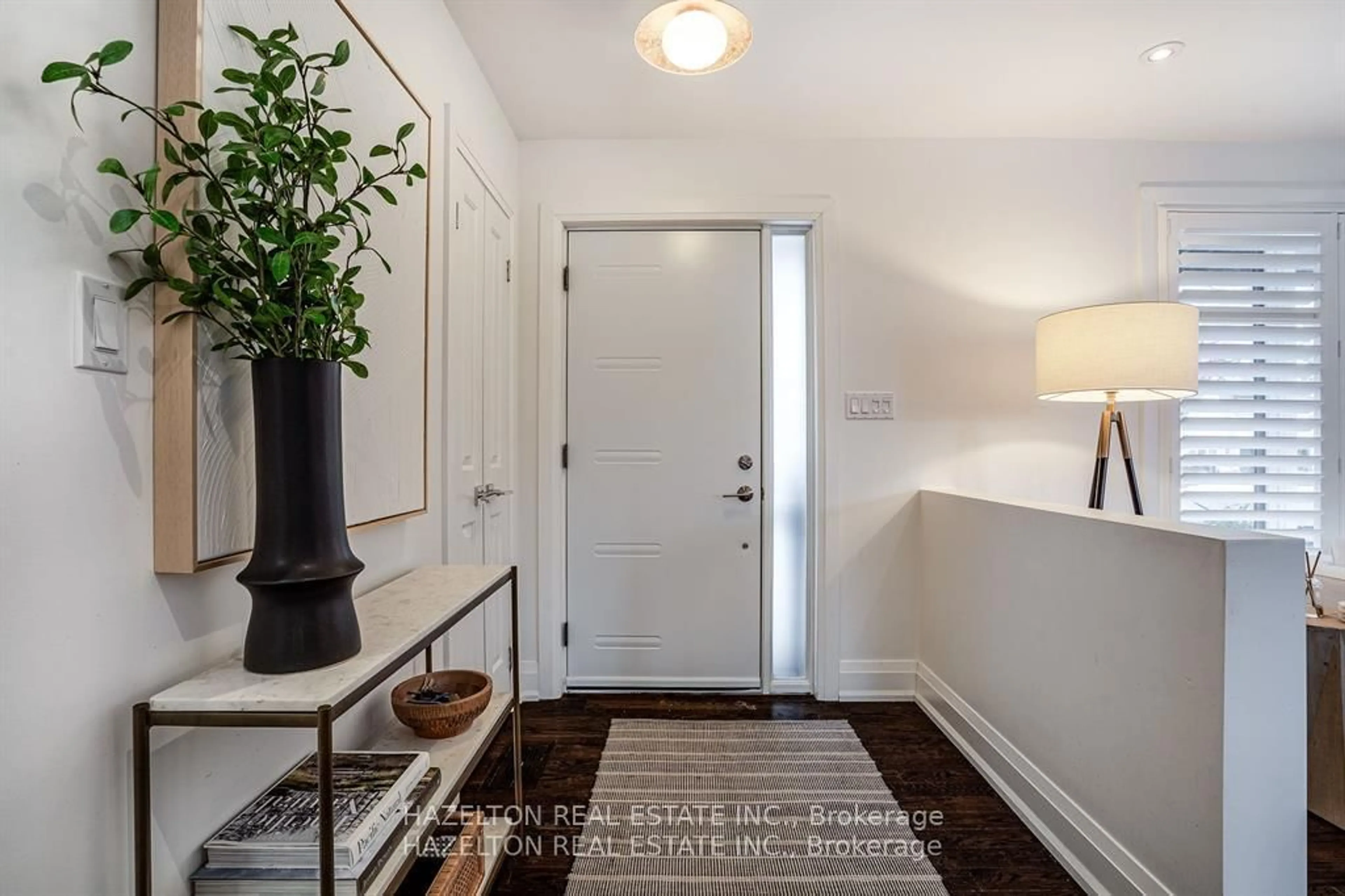 Indoor entryway for 1171 Tisdale St, Oakville Ontario L6L 2S9