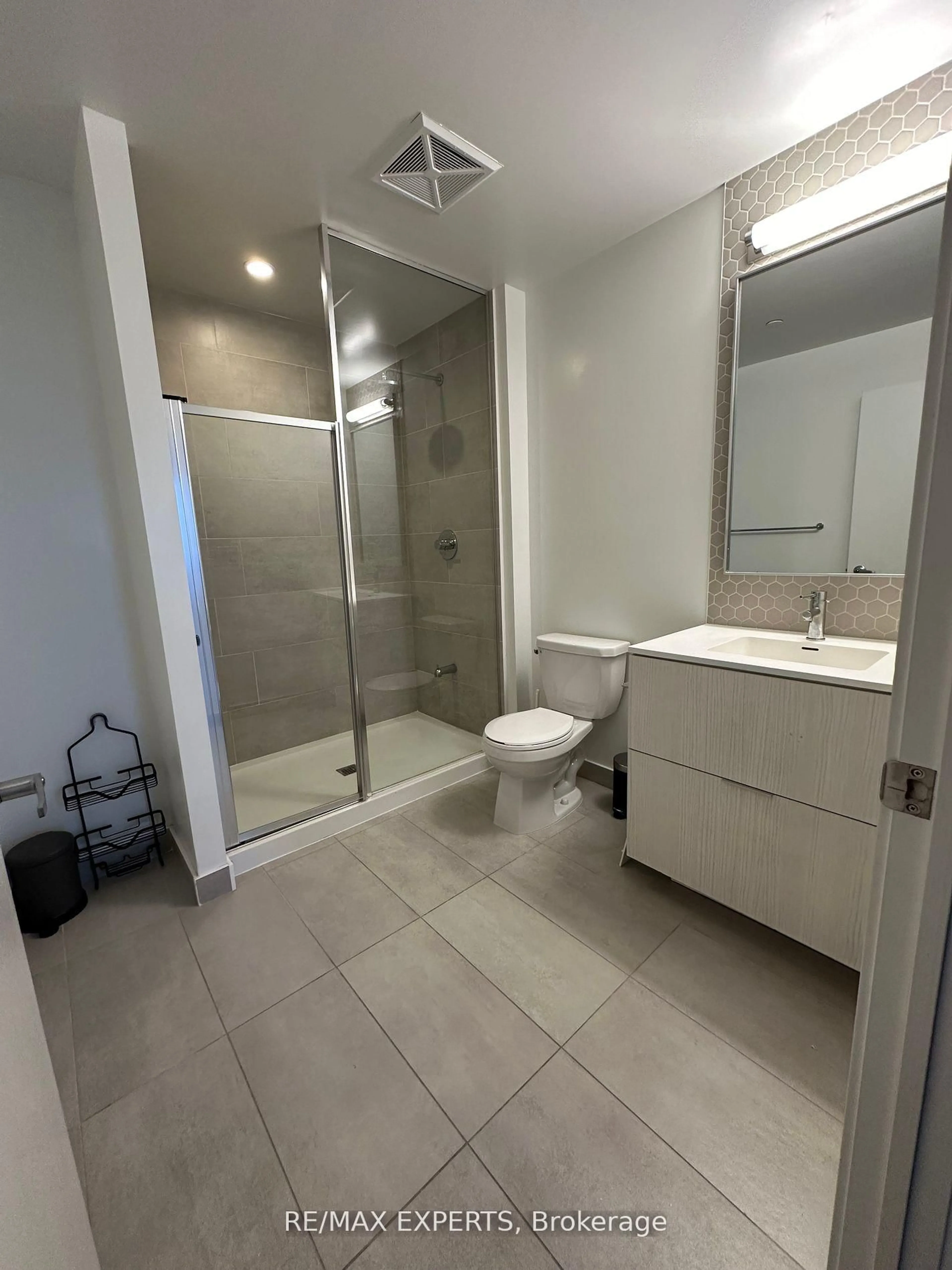 Standard bathroom, ceramic/tile floor for 2520 Eglinton Ave #1711, Mississauga Ontario L5M 0Y2