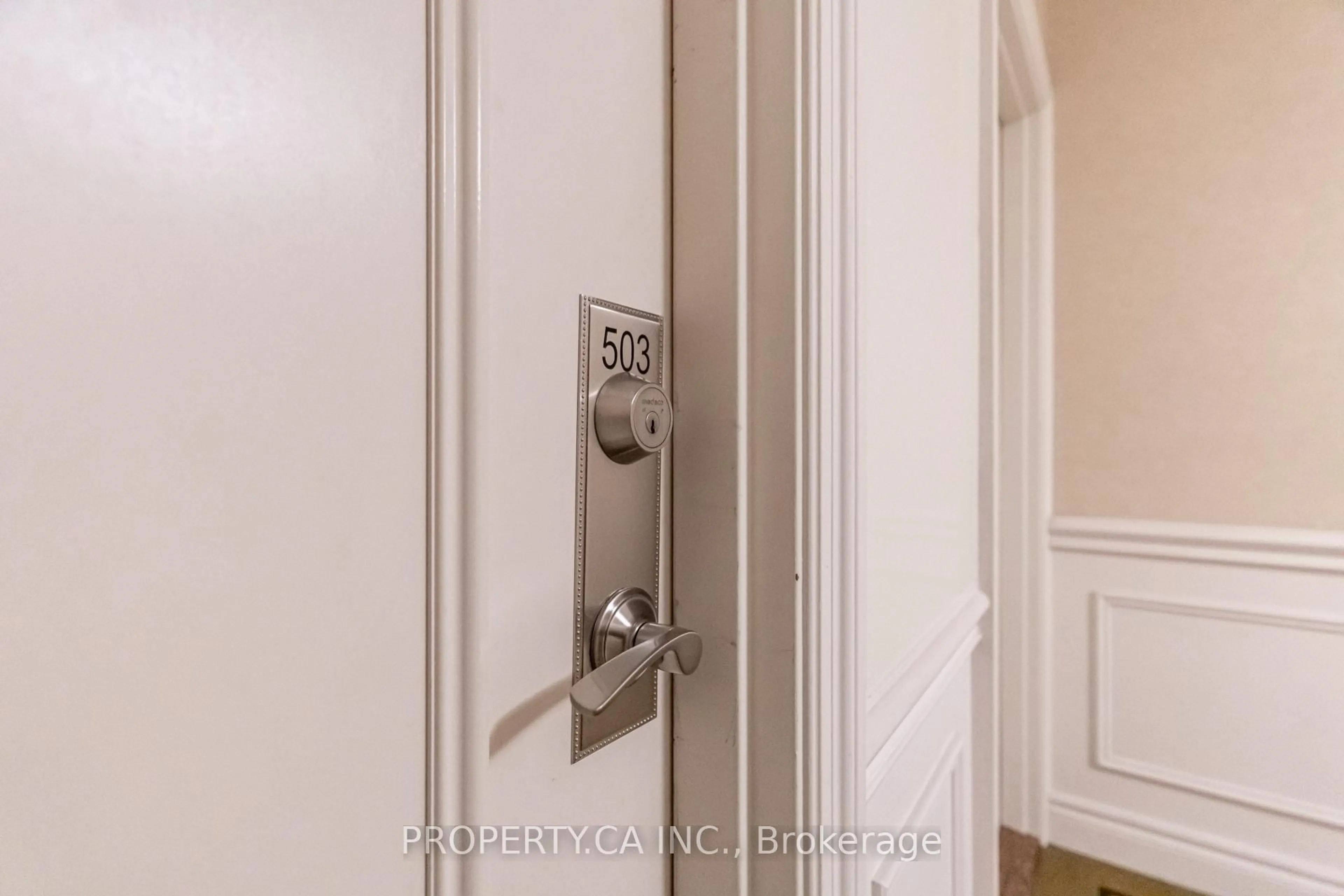 Indoor entryway for 1535 Lakeshore Rd #503, Mississauga Ontario L5E 3E2
