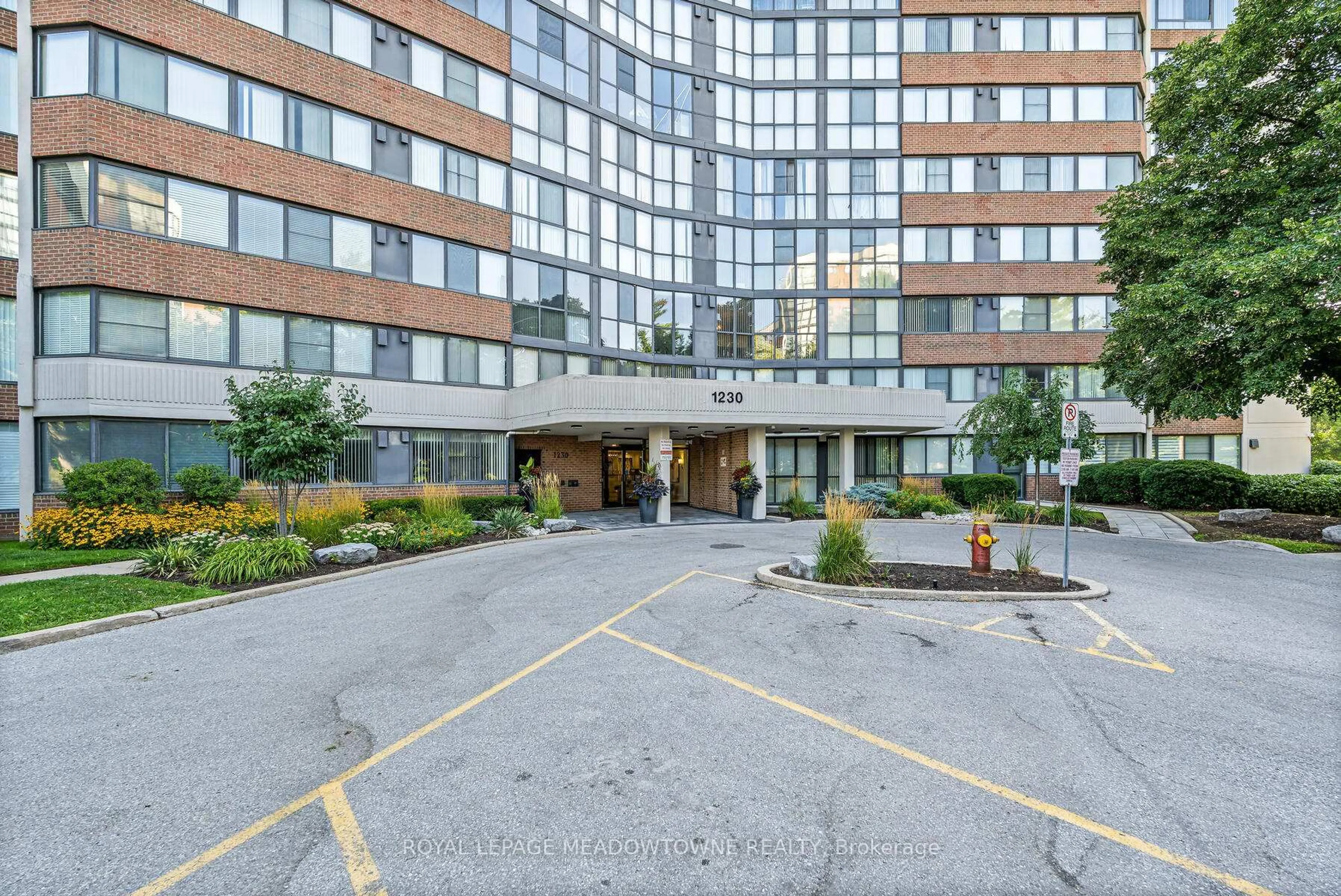 Indoor foyer for 1230 Marlborough Crt #506, Oakville Ontario L6H 3K6