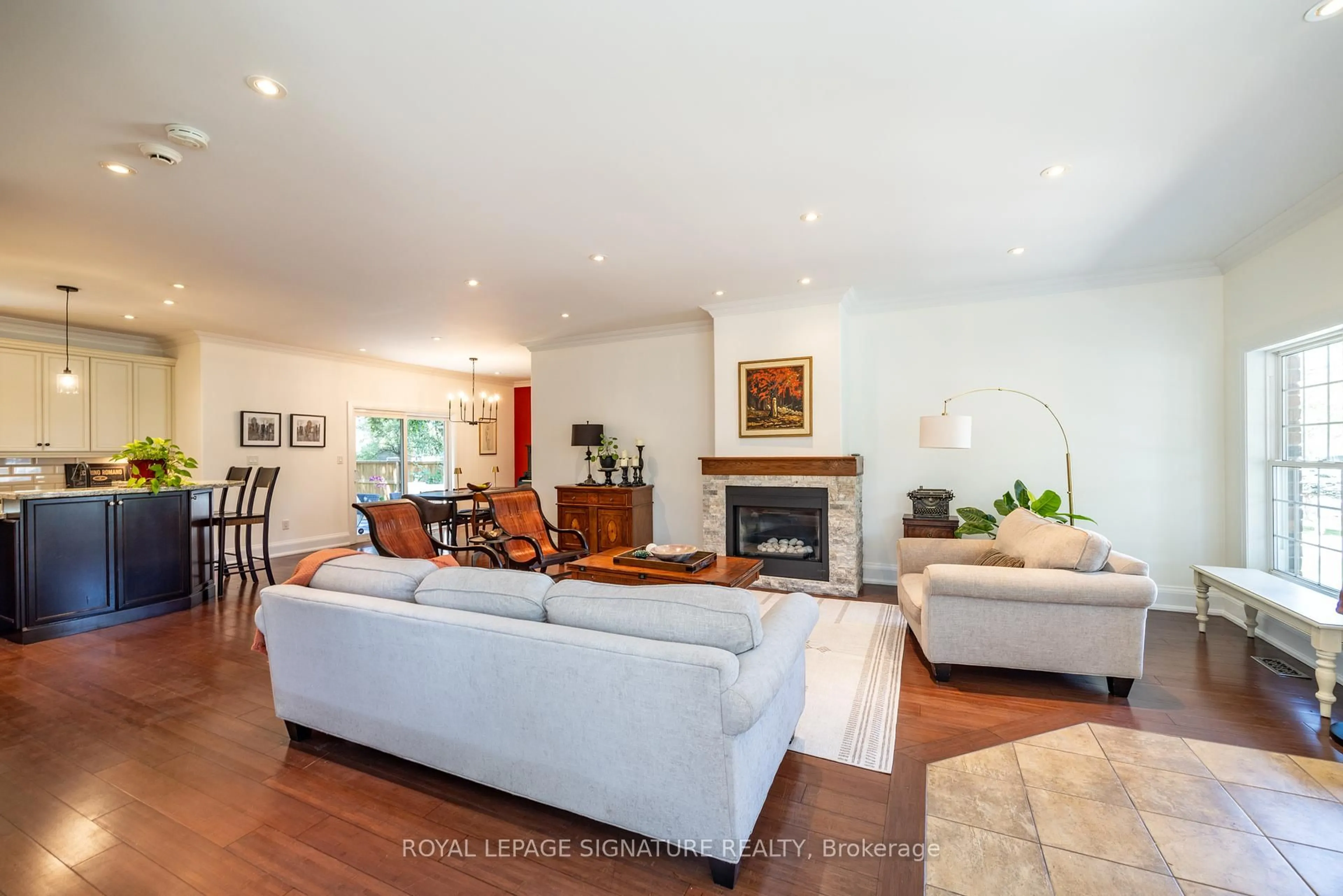 Living room with furniture, wood/laminate floor for 116 Milton St, Toronto Ontario M8Y 2Y3