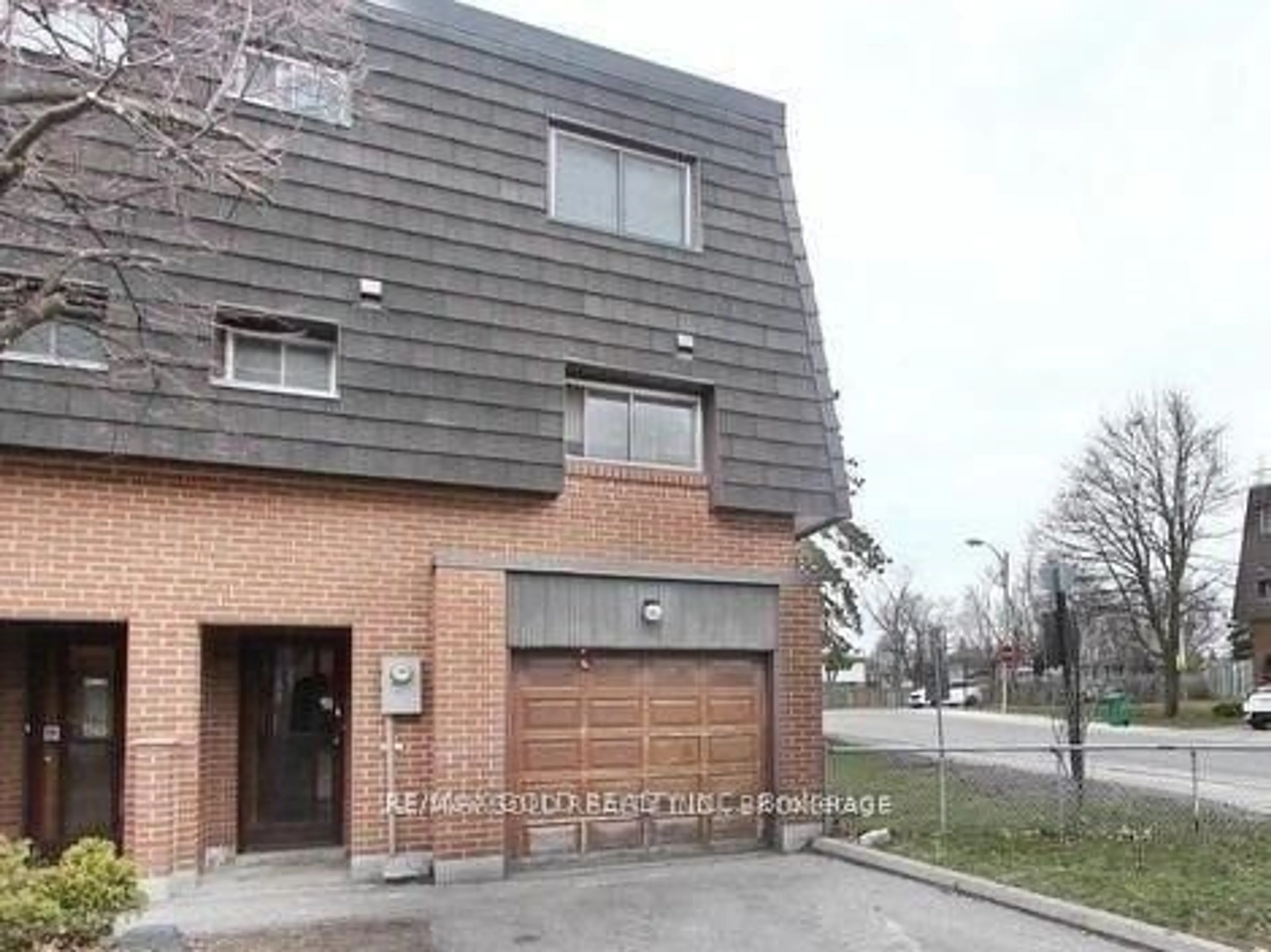 Home with brick exterior material, building for 2 Darras Crt, Brampton Ontario L6T 1W7
