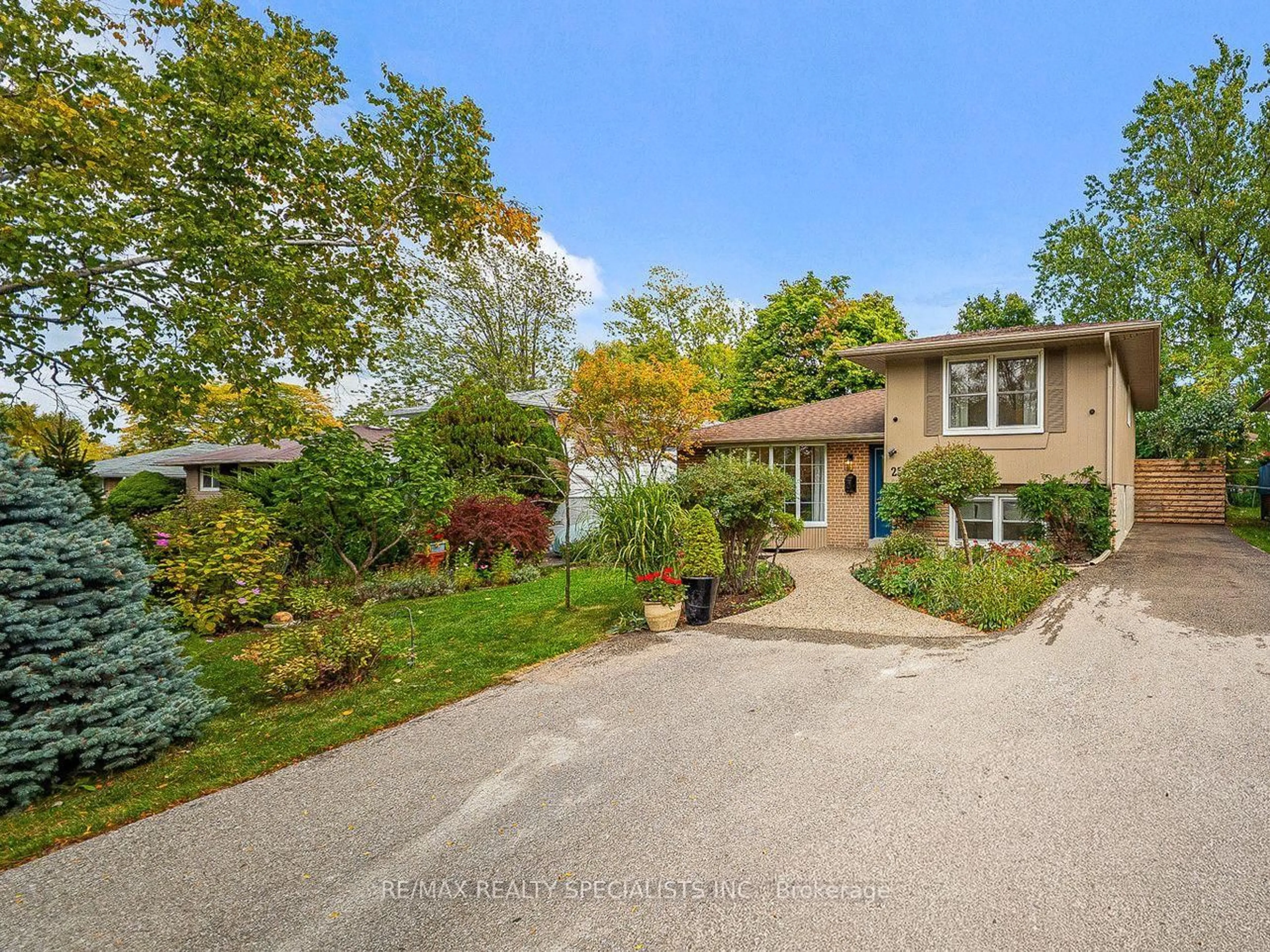 A pic from outside/outdoor area/front of a property/back of a property/a pic from drone, water/lake/river/ocean view for 2570 Truscott Dr, Mississauga Ontario L5J 2B5