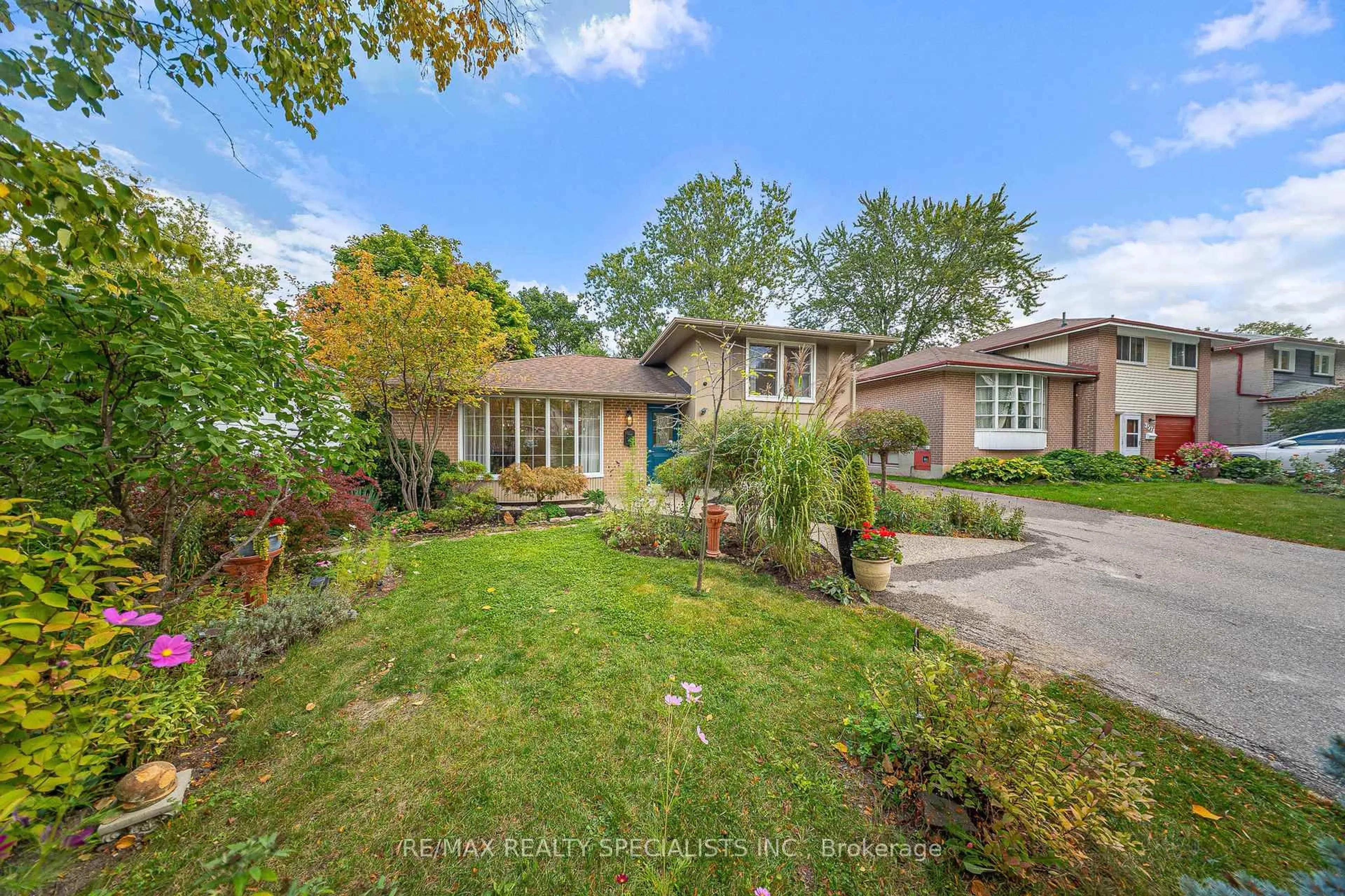 A pic from outside/outdoor area/front of a property/back of a property/a pic from drone, street for 2570 Truscott Dr, Mississauga Ontario L5J 2B5
