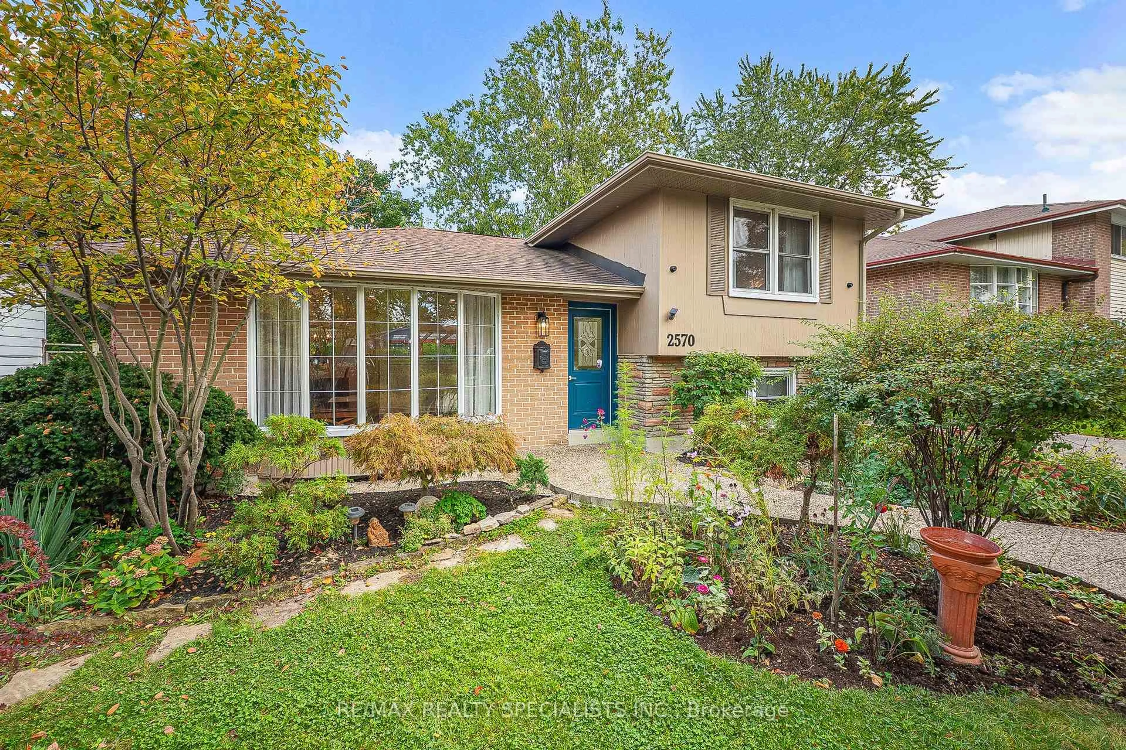 Home with brick exterior material, street for 2570 Truscott Dr, Mississauga Ontario L5J 2B5