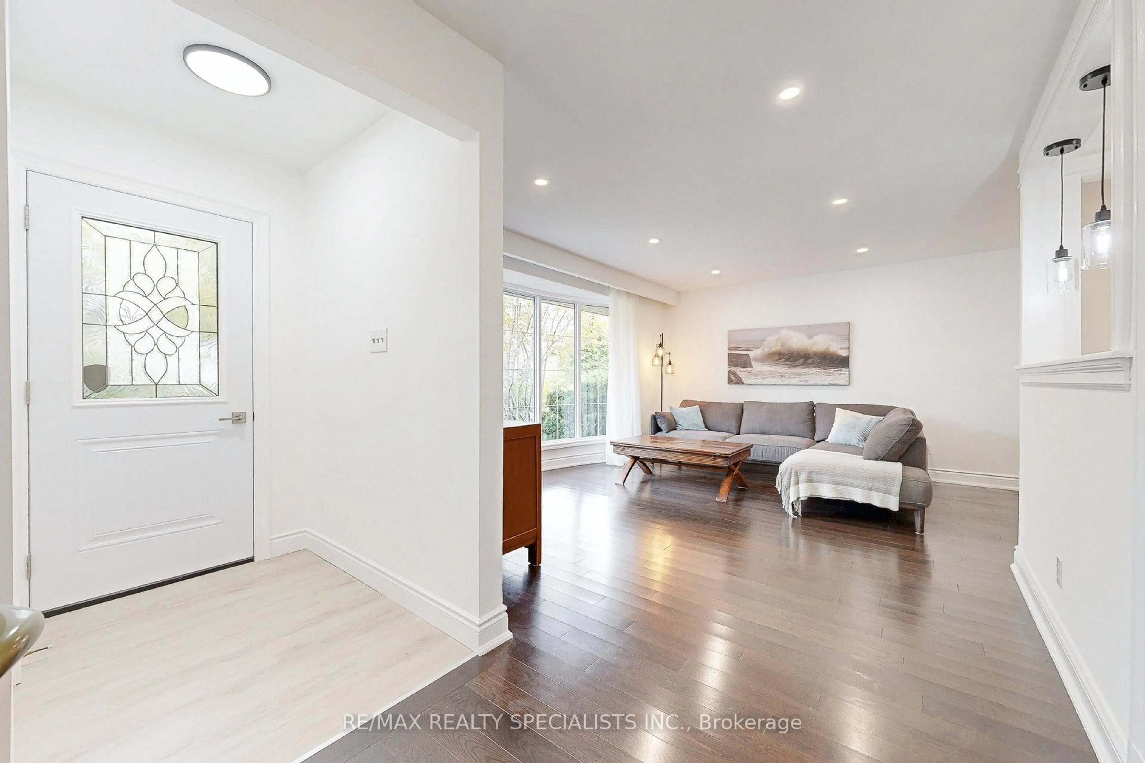 Indoor entryway for 2570 Truscott Dr, Mississauga Ontario L5J 2B5