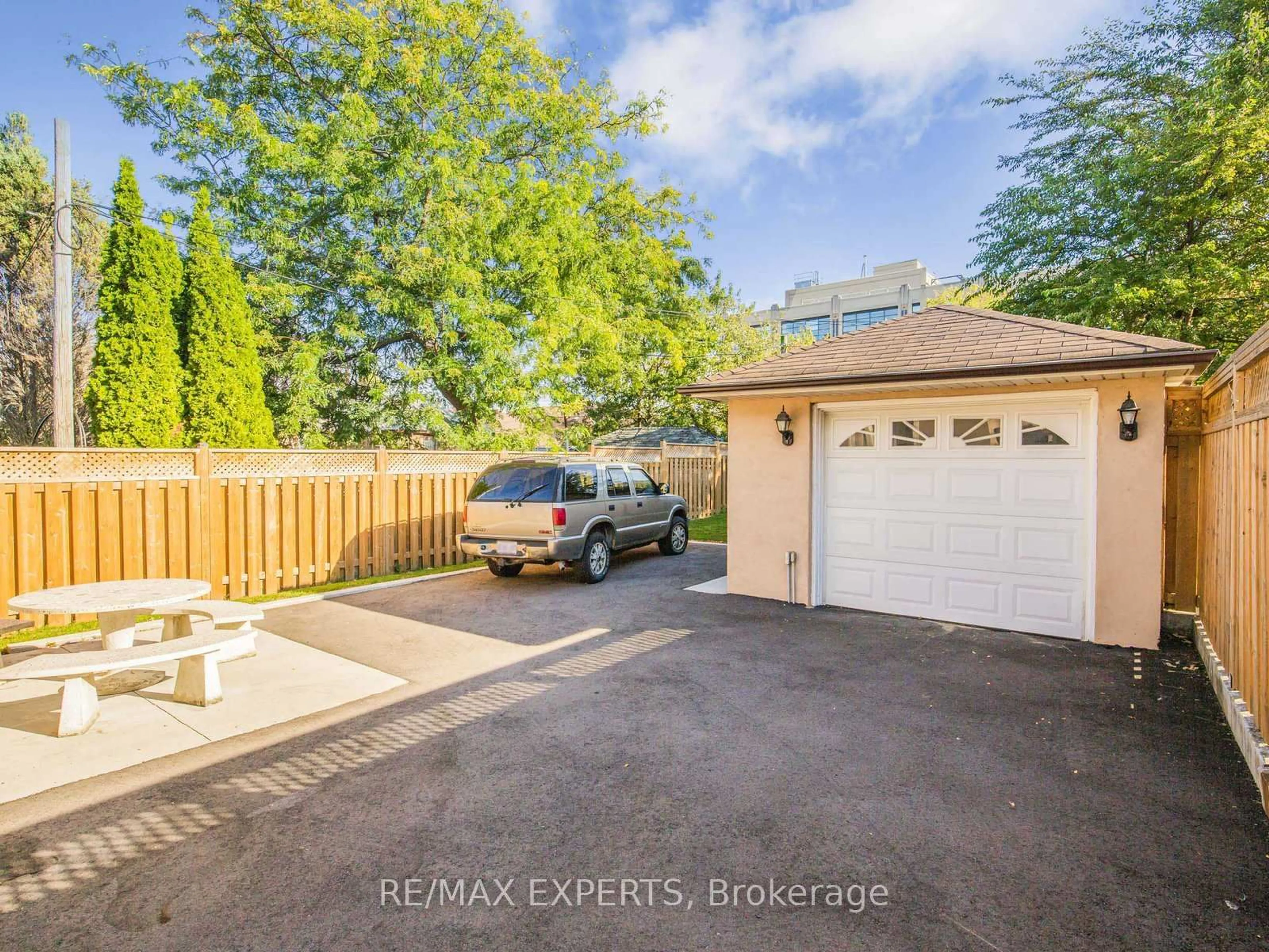 Indoor garage for 1001 Castlefield Ave, Toronto Ontario M6B 1E4