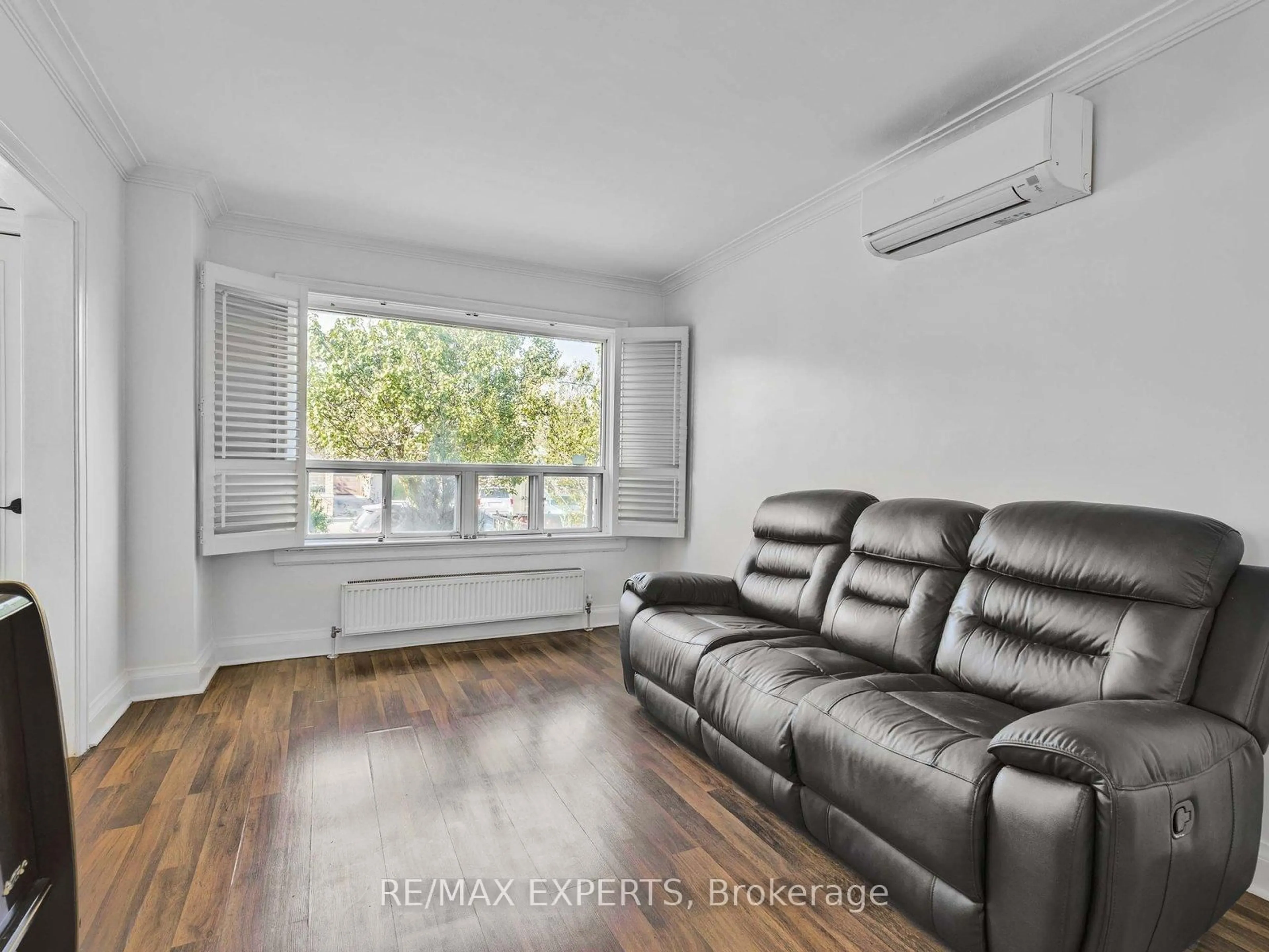 Living room with furniture, wood/laminate floor for 1001 Castlefield Ave, Toronto Ontario M6B 1E4