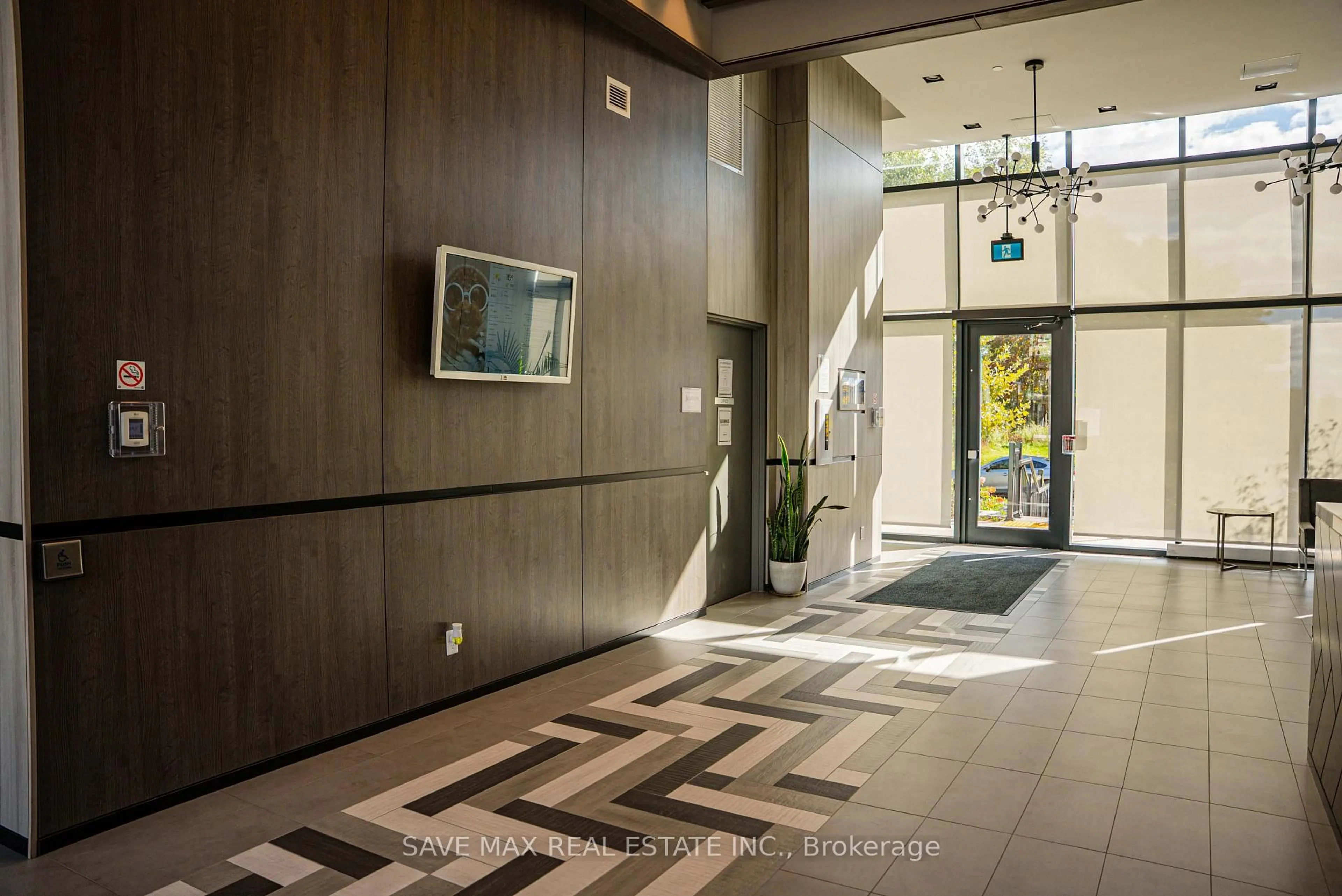 Indoor foyer for 1117 Cooke Blvd #A506, Burlington Ontario L7T 0C6