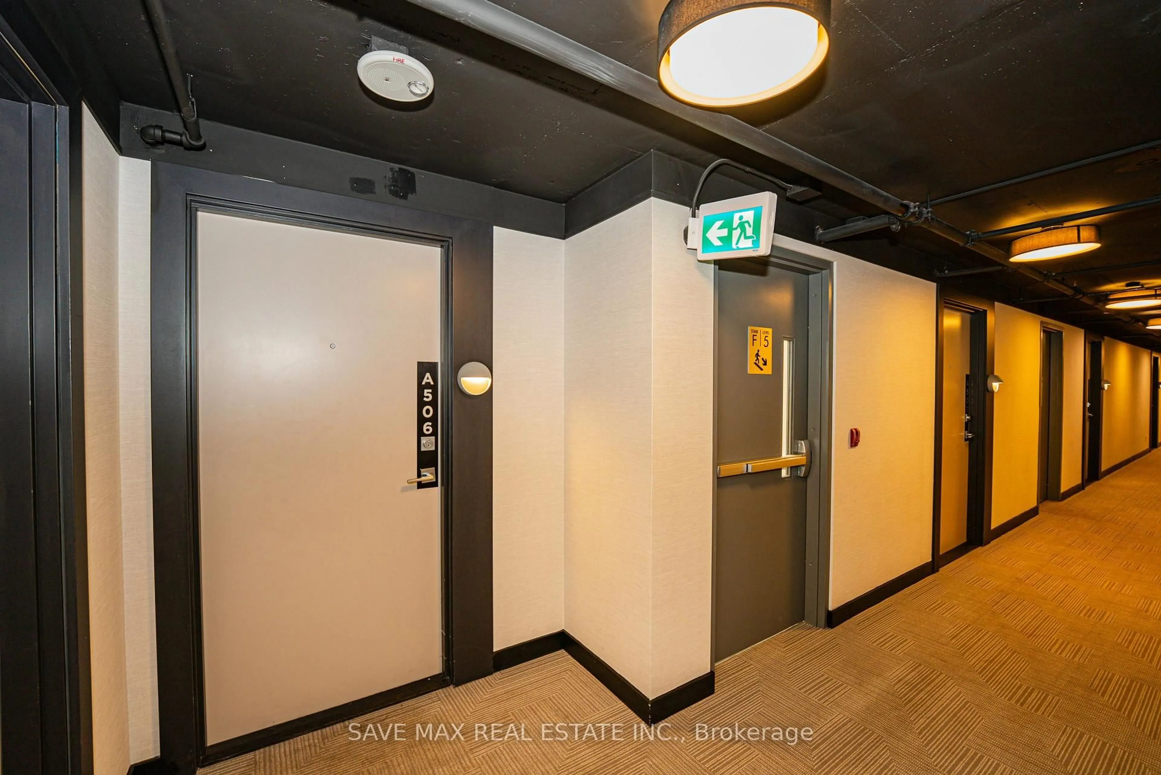 Indoor foyer for 1117 Cooke Blvd #A506, Burlington Ontario L7T 0C6