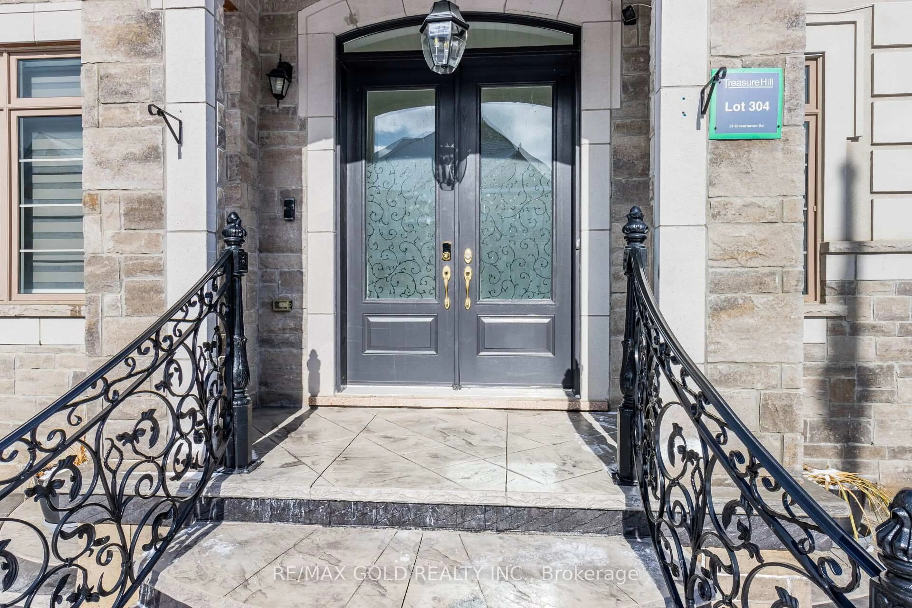 Indoor entryway for 28 Cloverhaven Rd, Brampton Ontario L6P 4E4