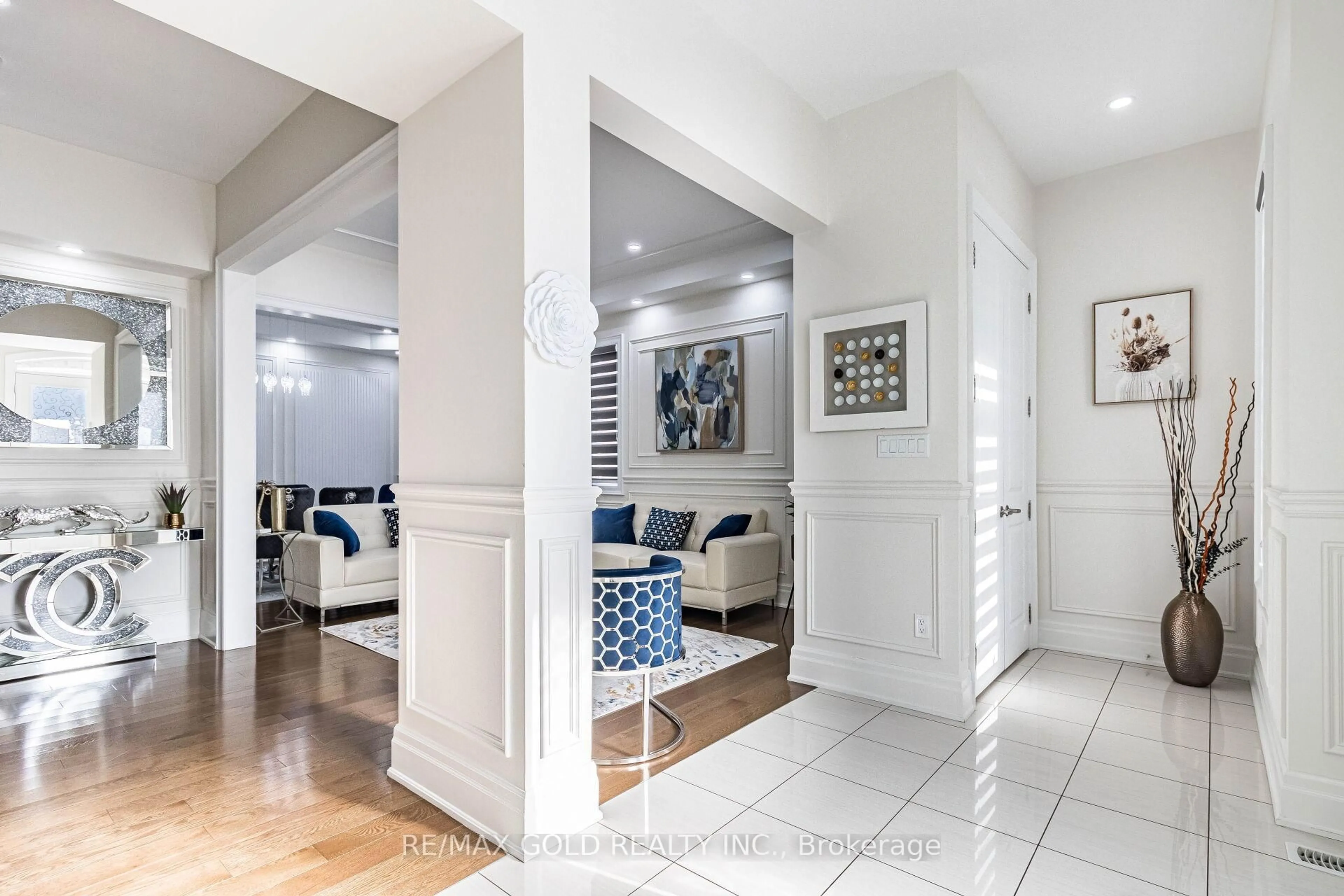 Indoor entryway for 28 Cloverhaven Rd, Brampton Ontario L6P 4E4