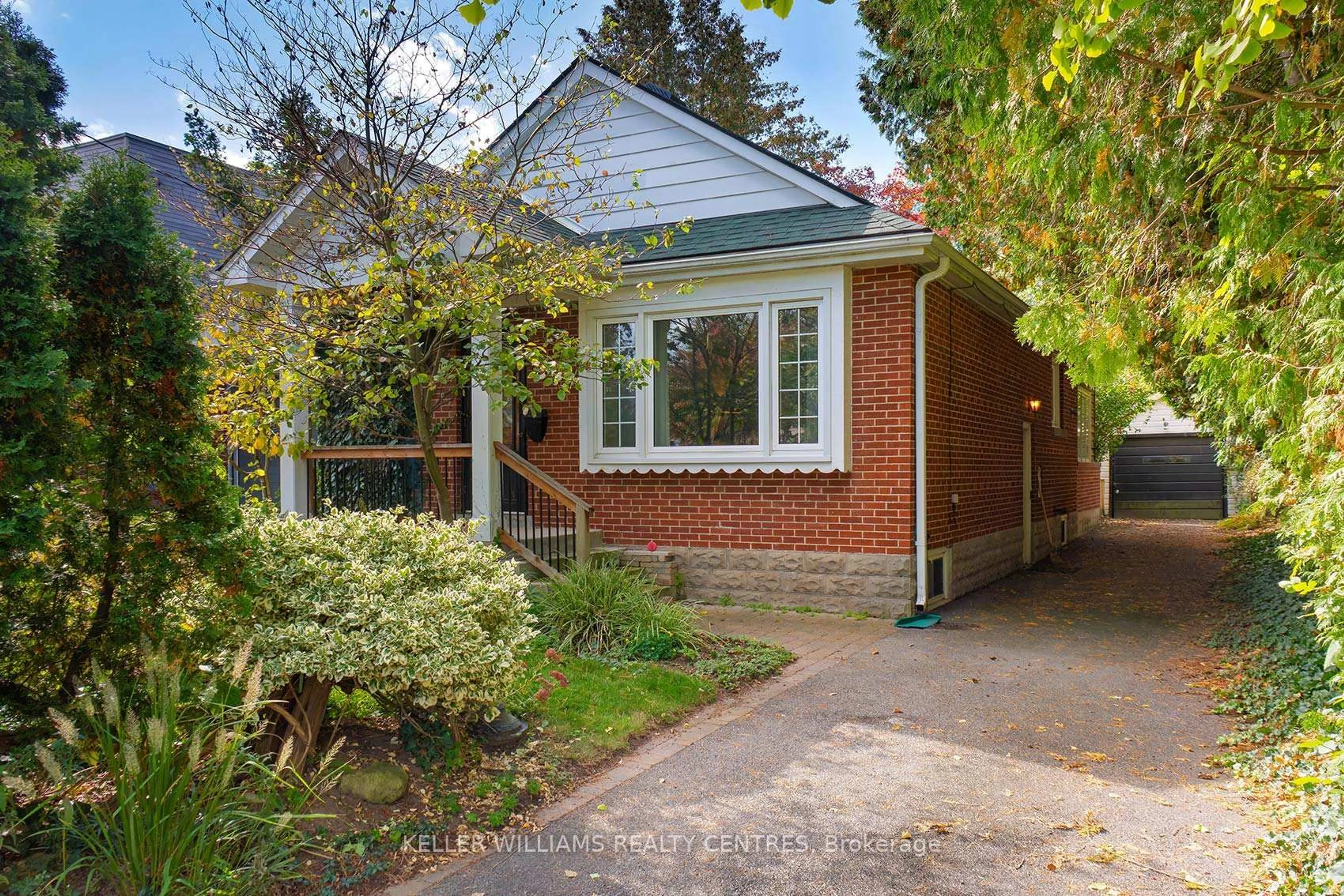 Home with brick exterior material, street for 370 Delaware Ave, Burlington Ontario L7R 3B5