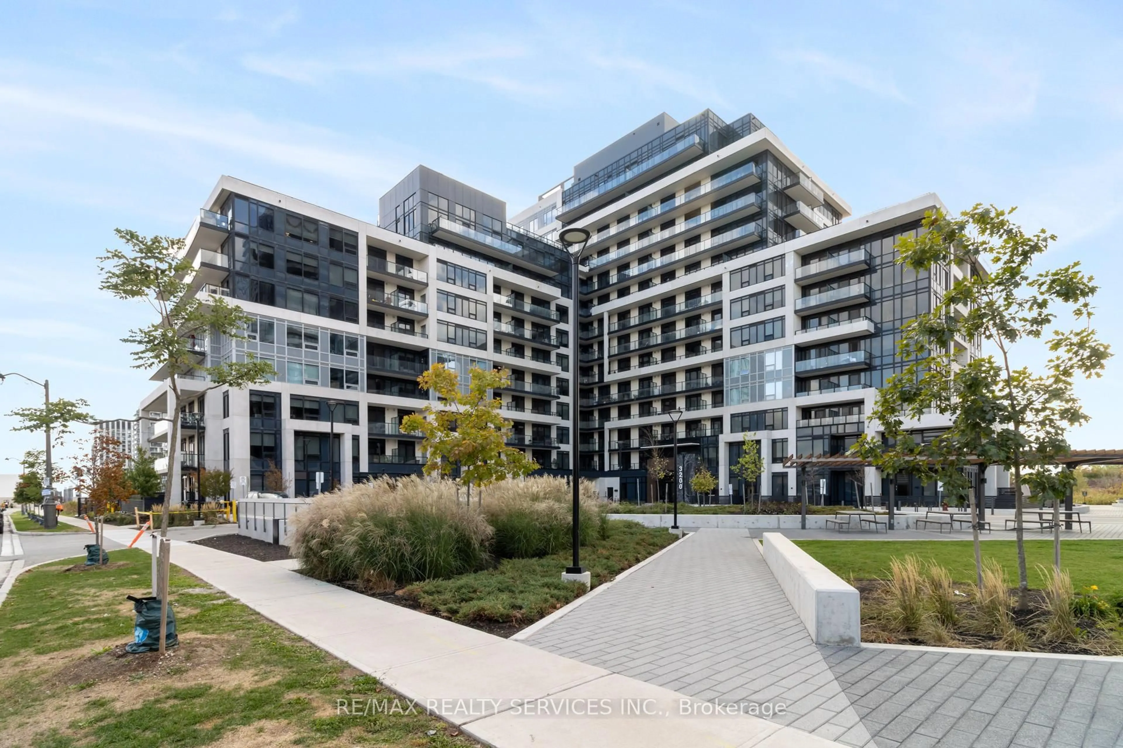 A pic from outside/outdoor area/front of a property/back of a property/a pic from drone, street for 3200 William Coltson Ave #917, Oakville Ontario L6H 7W6
