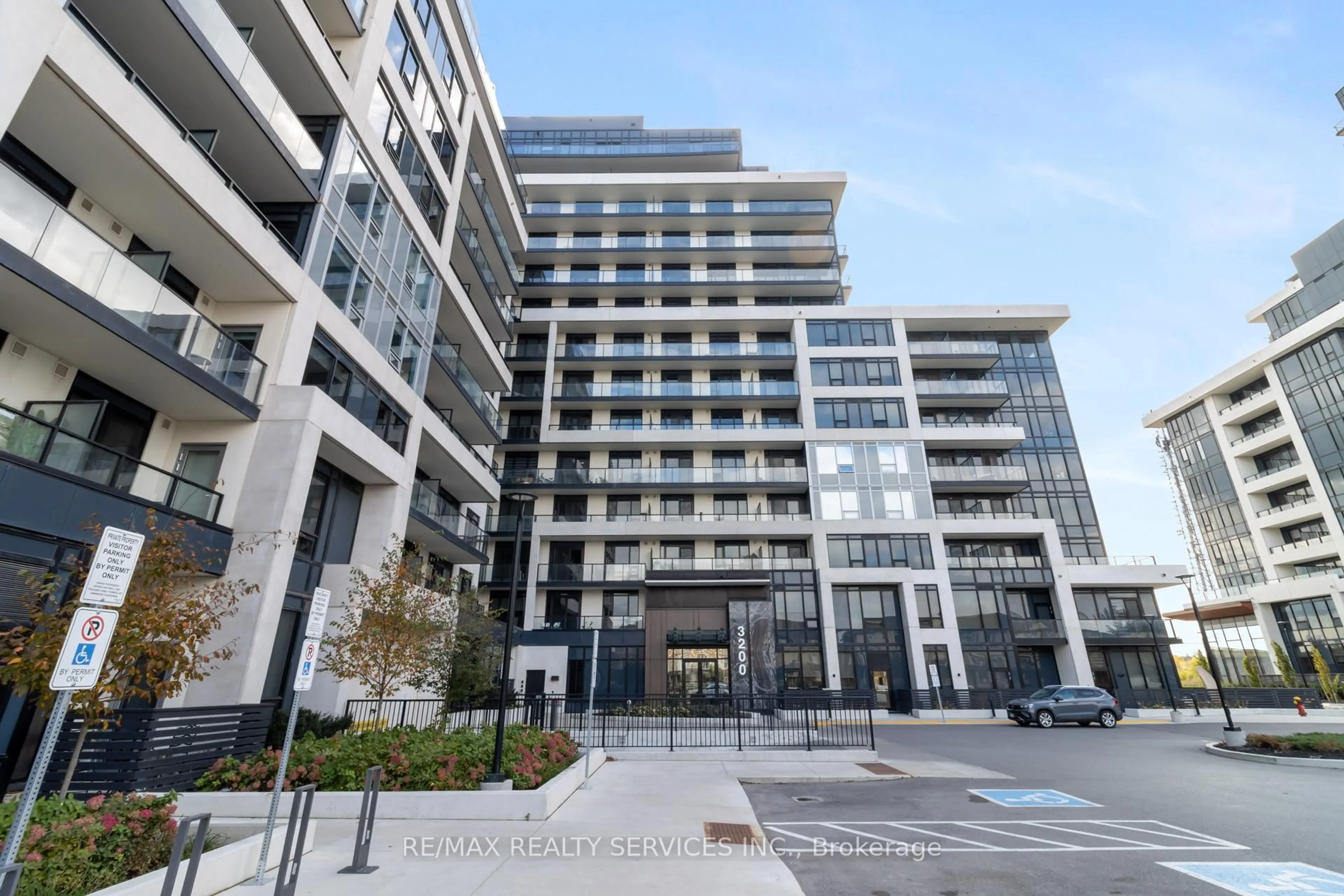 Indoor foyer for 3200 William Coltson Ave #917, Oakville Ontario L6H 7W6