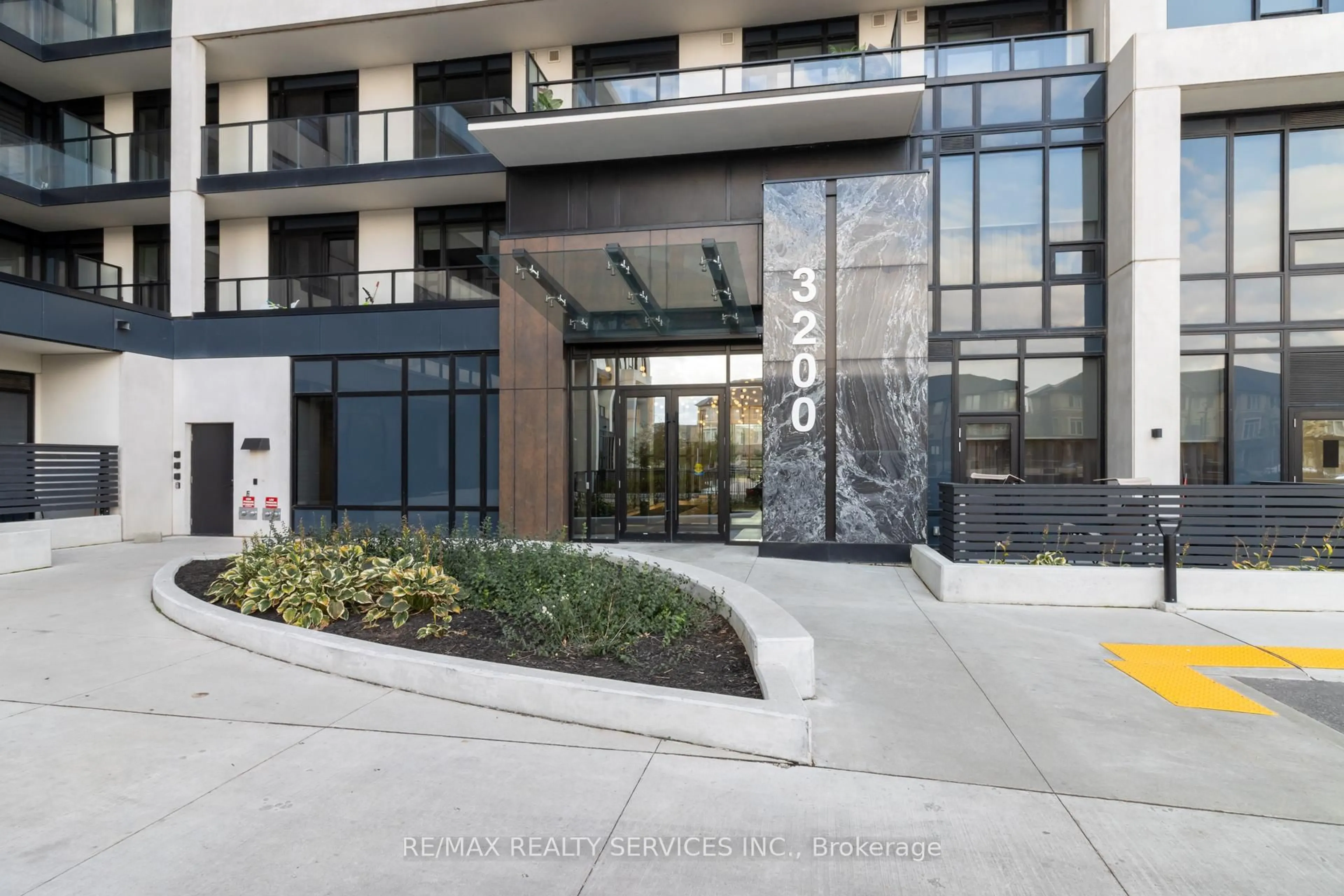 Indoor foyer for 3200 William Coltson Ave #917, Oakville Ontario L6H 7W6