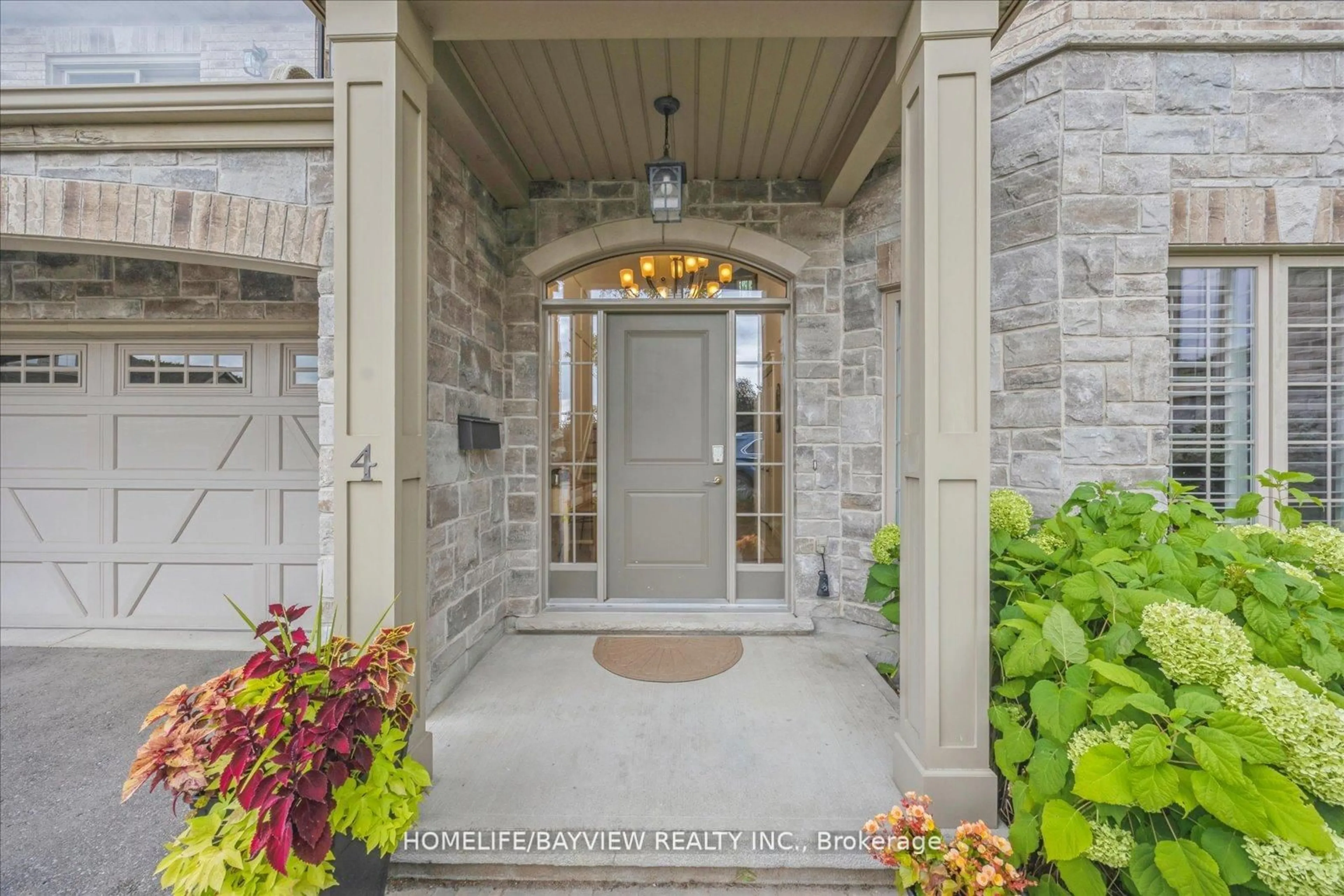 Indoor entryway for 14 Reddington Dr #4, Caledon Ontario L7E 4C3