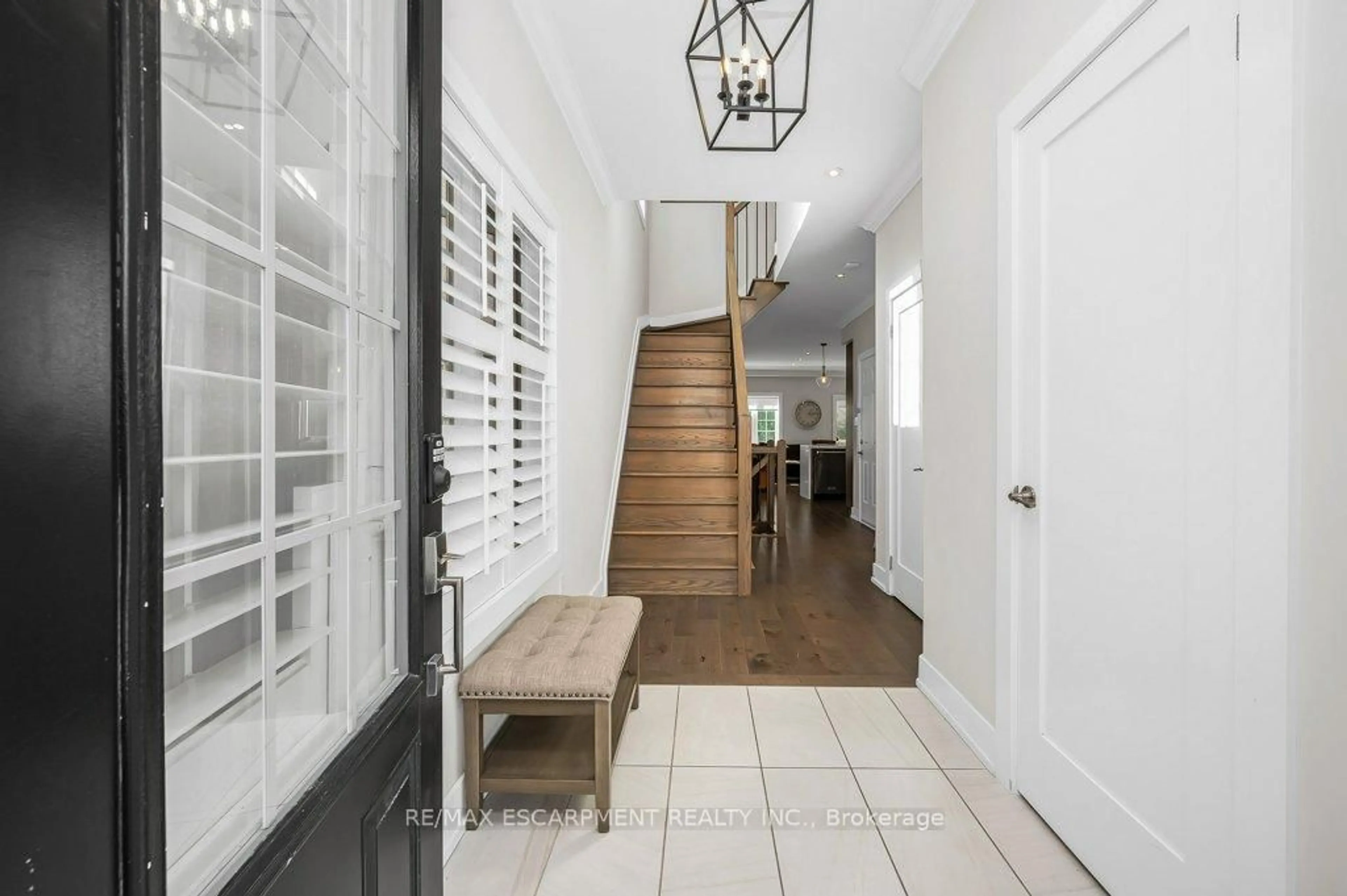 Indoor entryway for 2086 Ghent Ave #24, Burlington Ontario L7R 1Y3