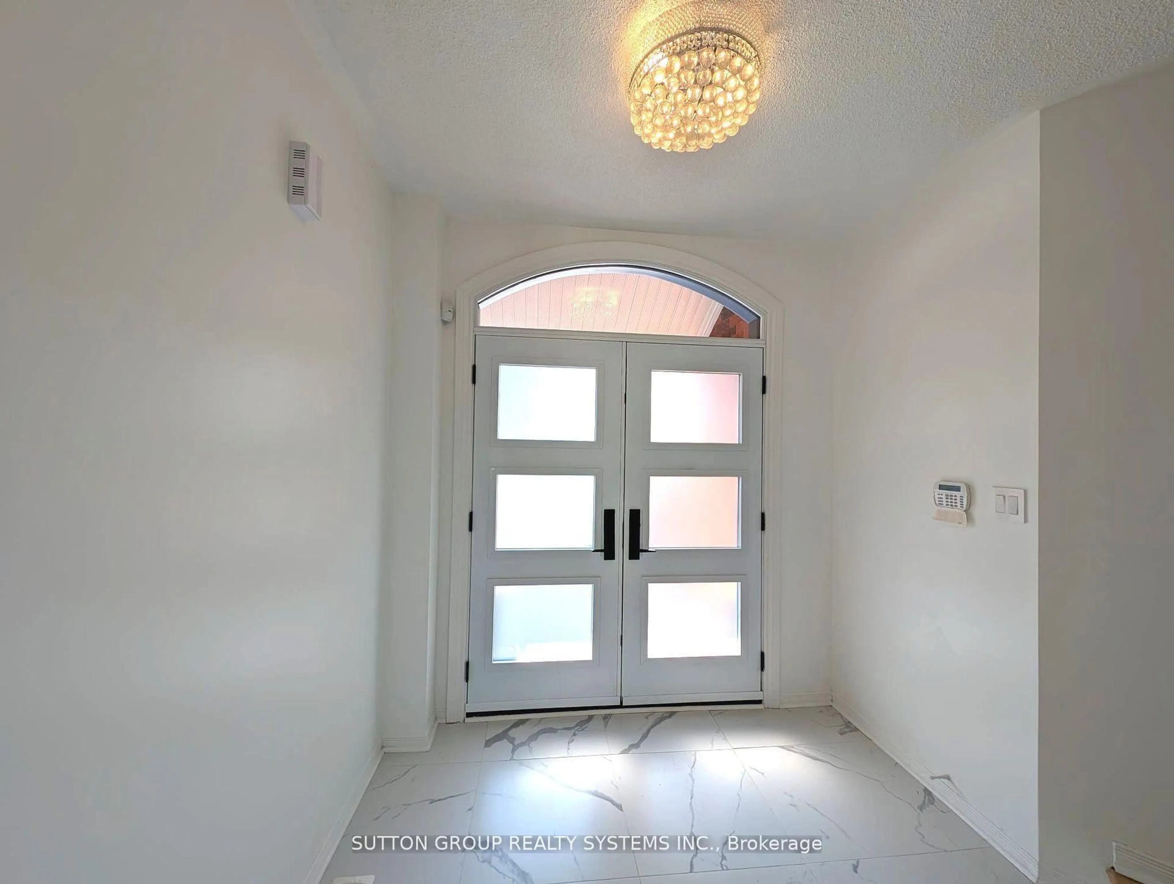 Indoor entryway for 2029 Westmount Dr, Oakville Ontario L6M 3P9