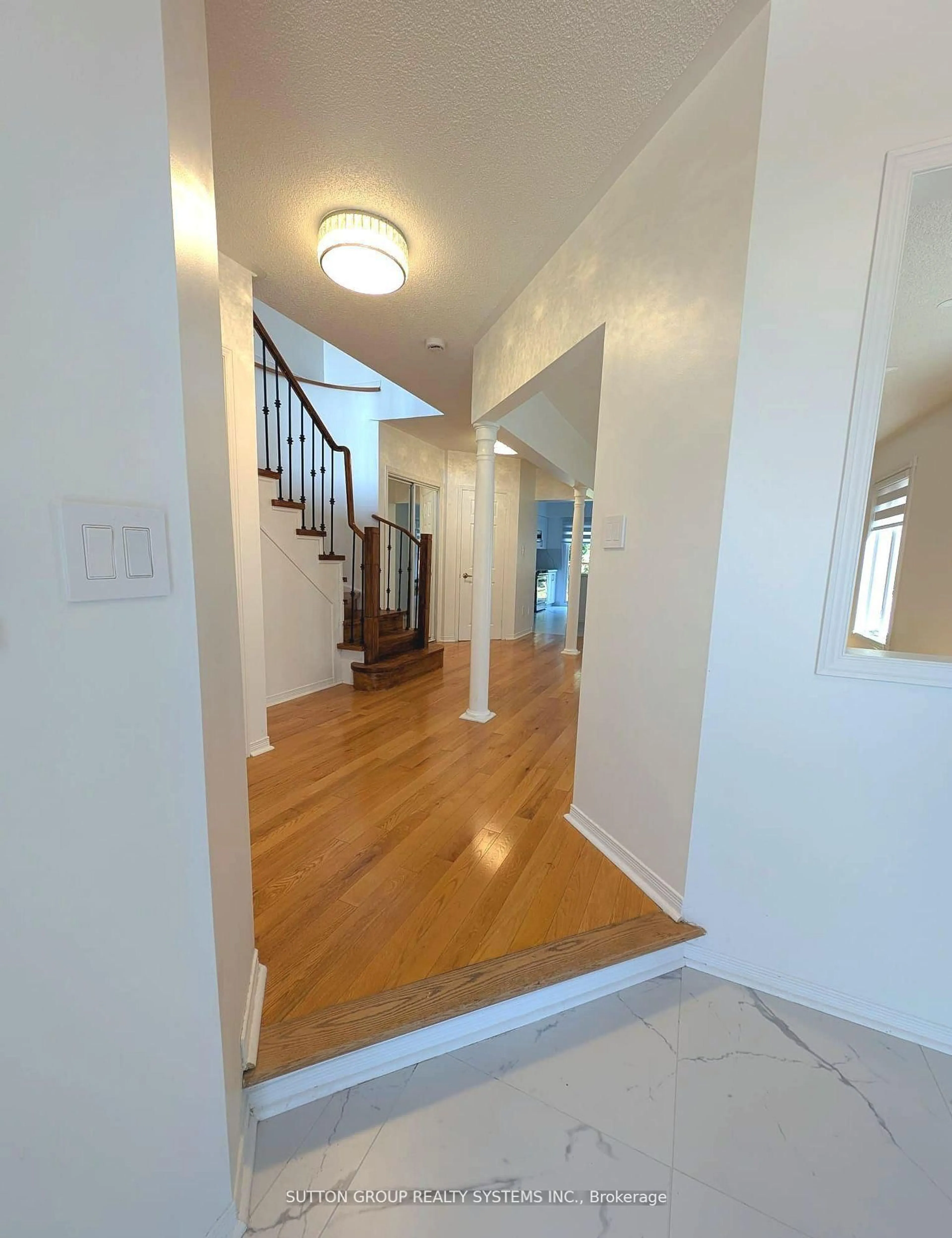 Indoor foyer for 2029 Westmount Dr, Oakville Ontario L6M 3P9