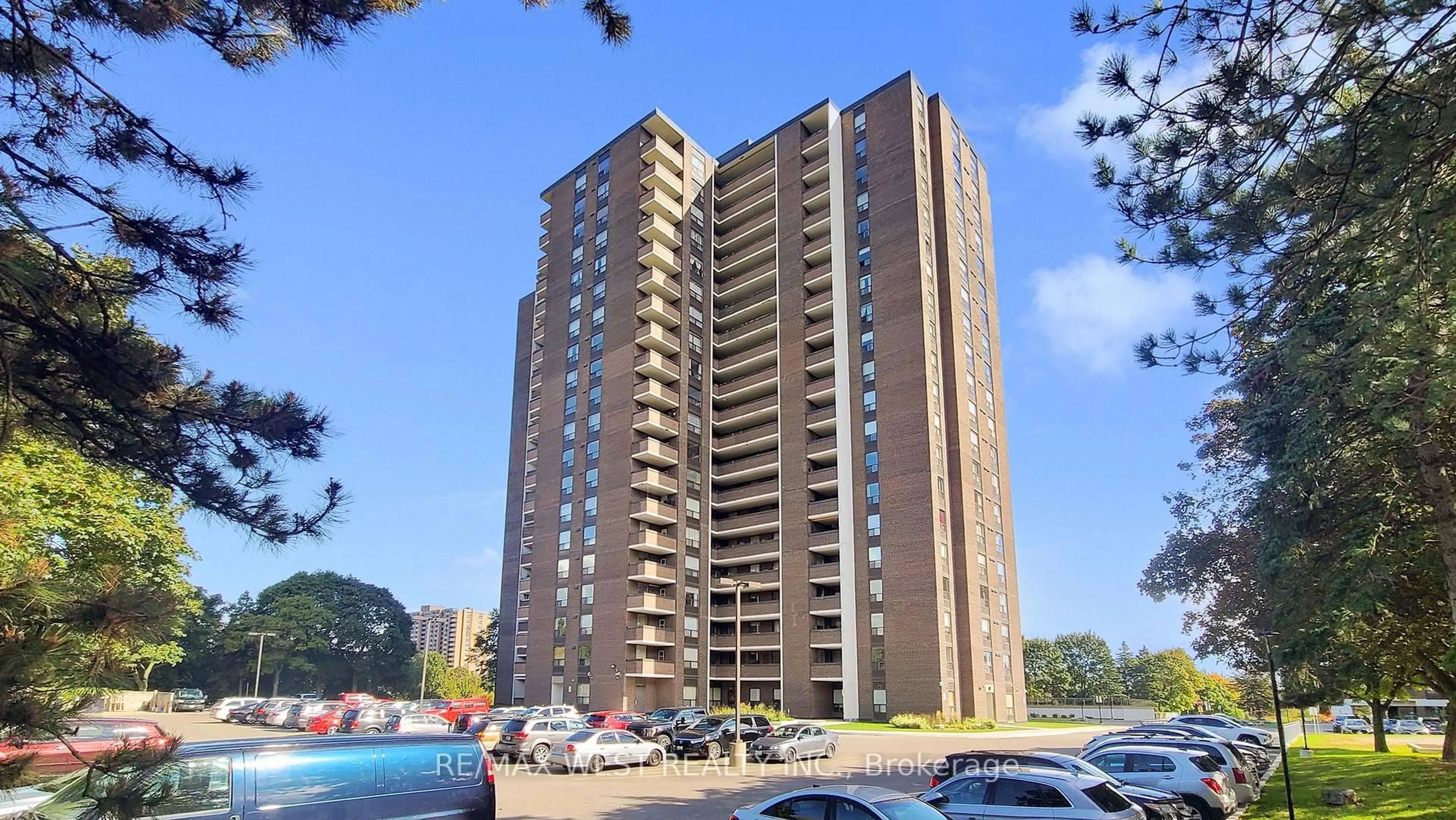 A pic from outside/outdoor area/front of a property/back of a property/a pic from drone, building for 1535 Lakeshore Rd #404, Mississauga Ontario L5E 3E2