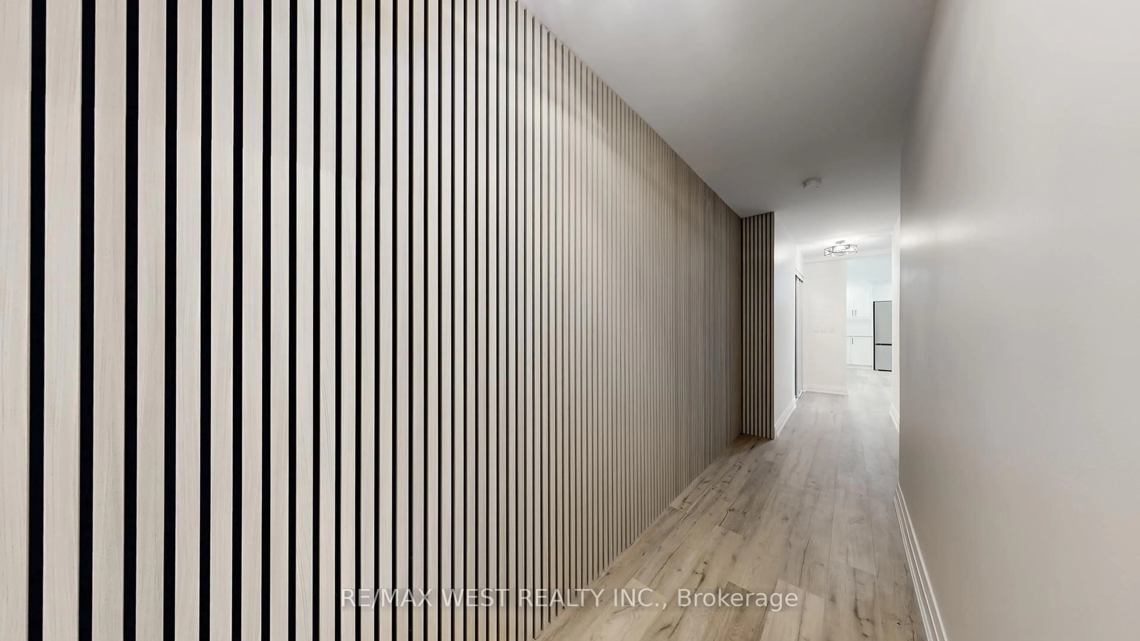 Indoor foyer for 1535 Lakeshore Rd #404, Mississauga Ontario L5E 3E2