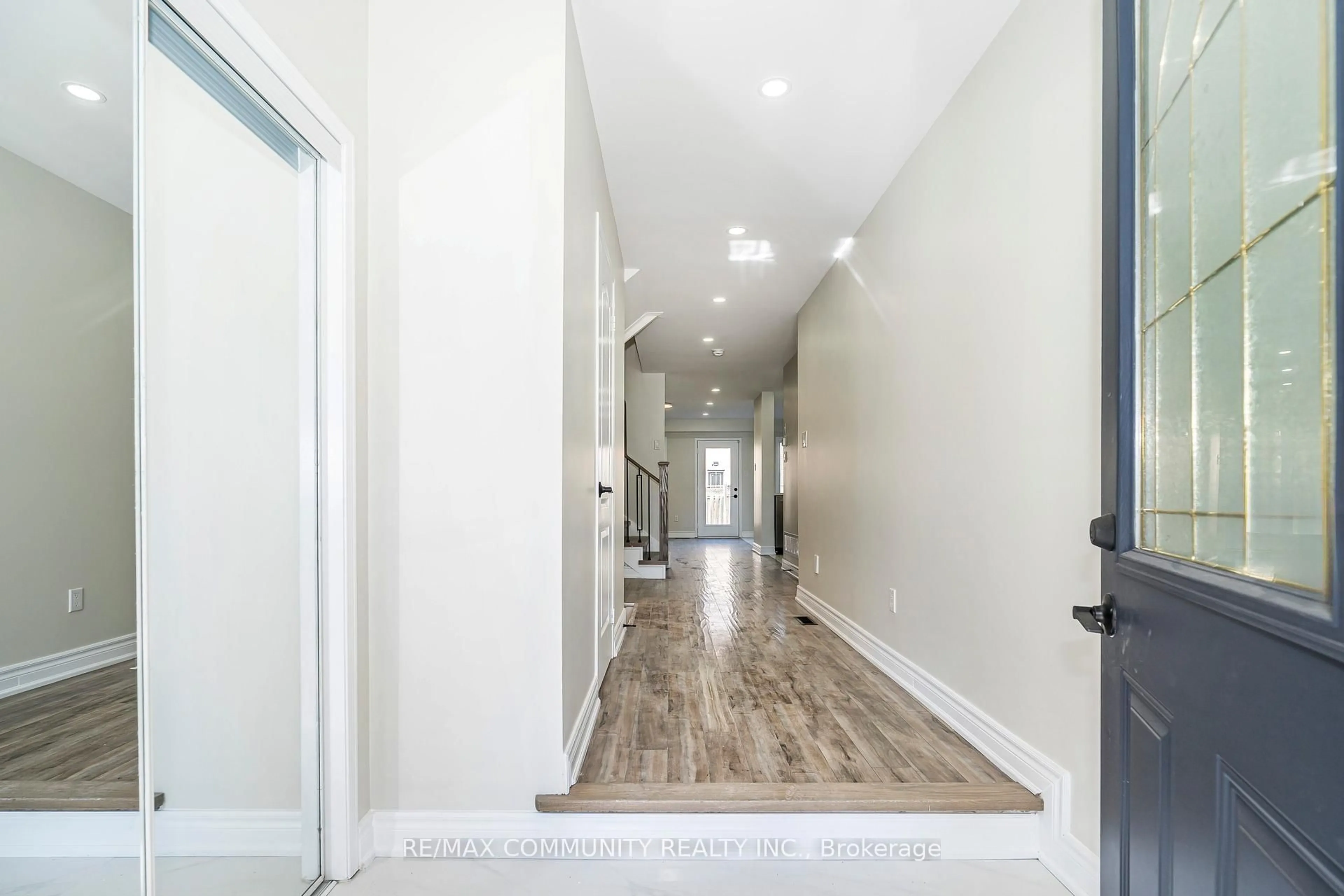 Indoor entryway for 10 Tanasi Rd, Brampton Ontario L6X 0K4