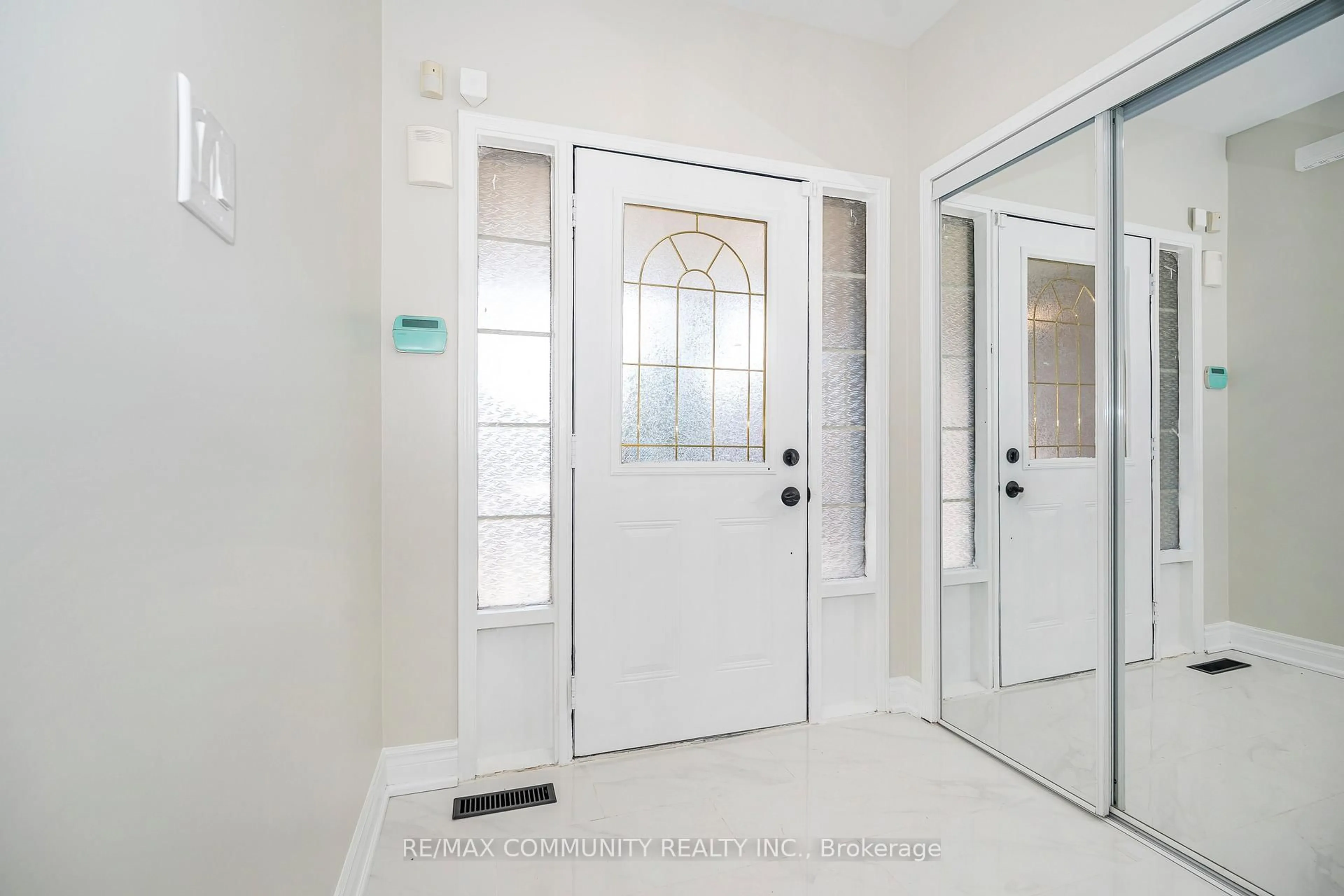 Indoor entryway for 10 Tanasi Rd, Brampton Ontario L6X 0K4