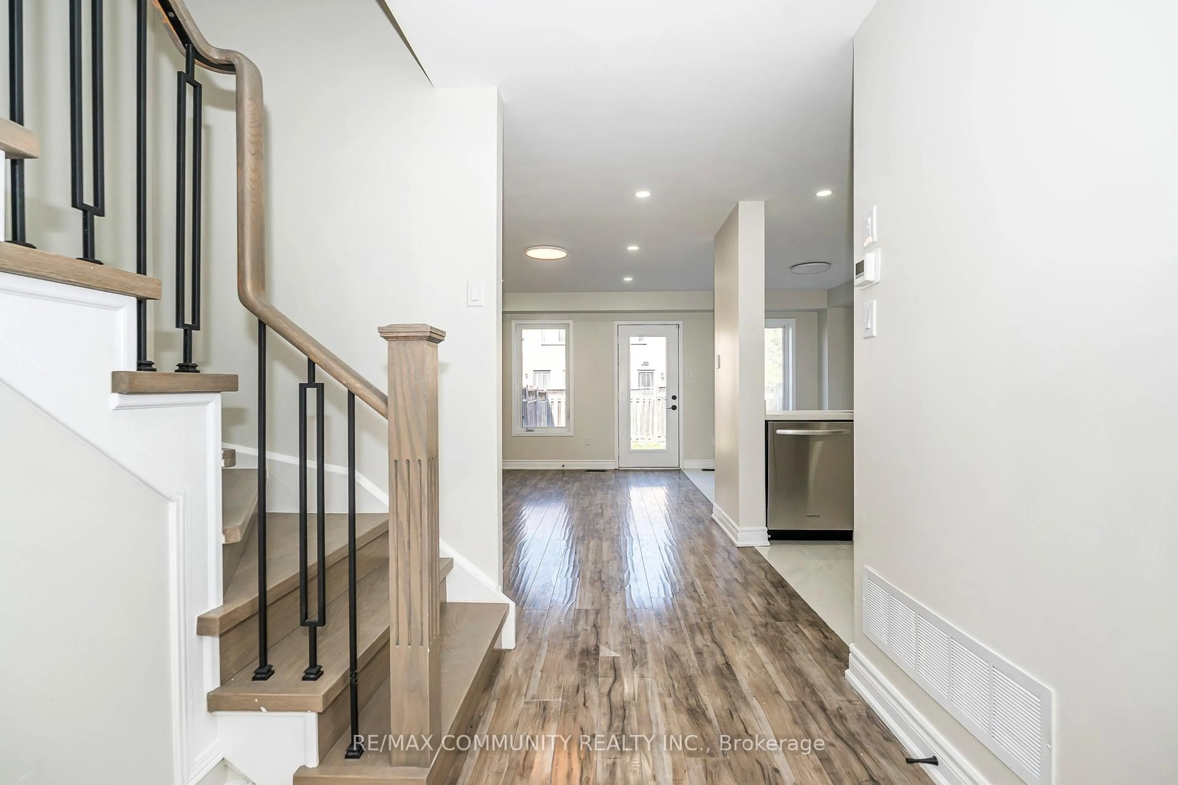 Indoor entryway for 10 Tanasi Rd, Brampton Ontario L6X 0K4