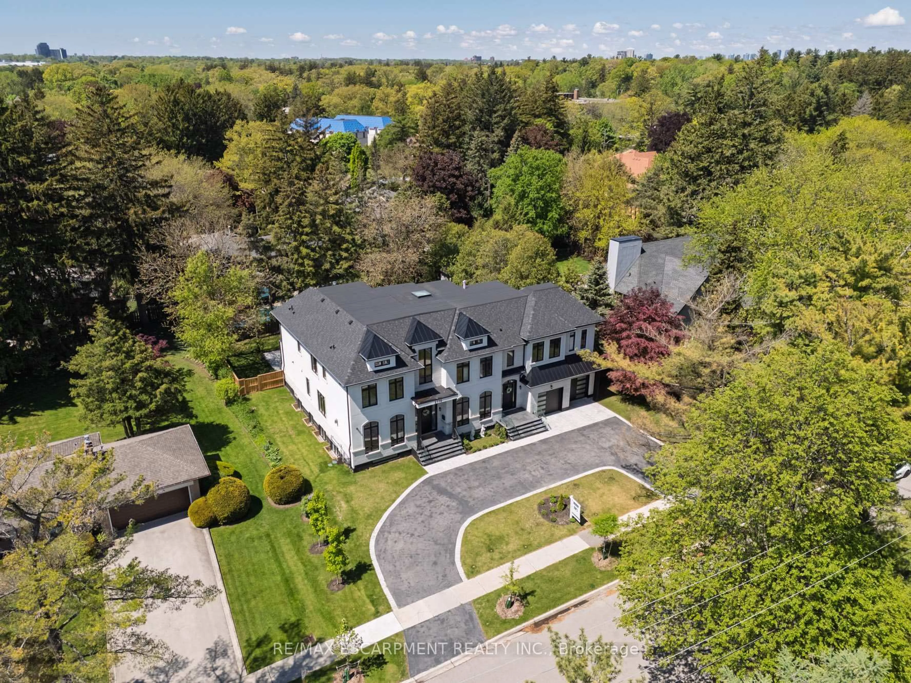 A pic from outside/outdoor area/front of a property/back of a property/a pic from drone, unknown for 2110 Stonehouse Cres, Mississauga Ontario L5H 3J1