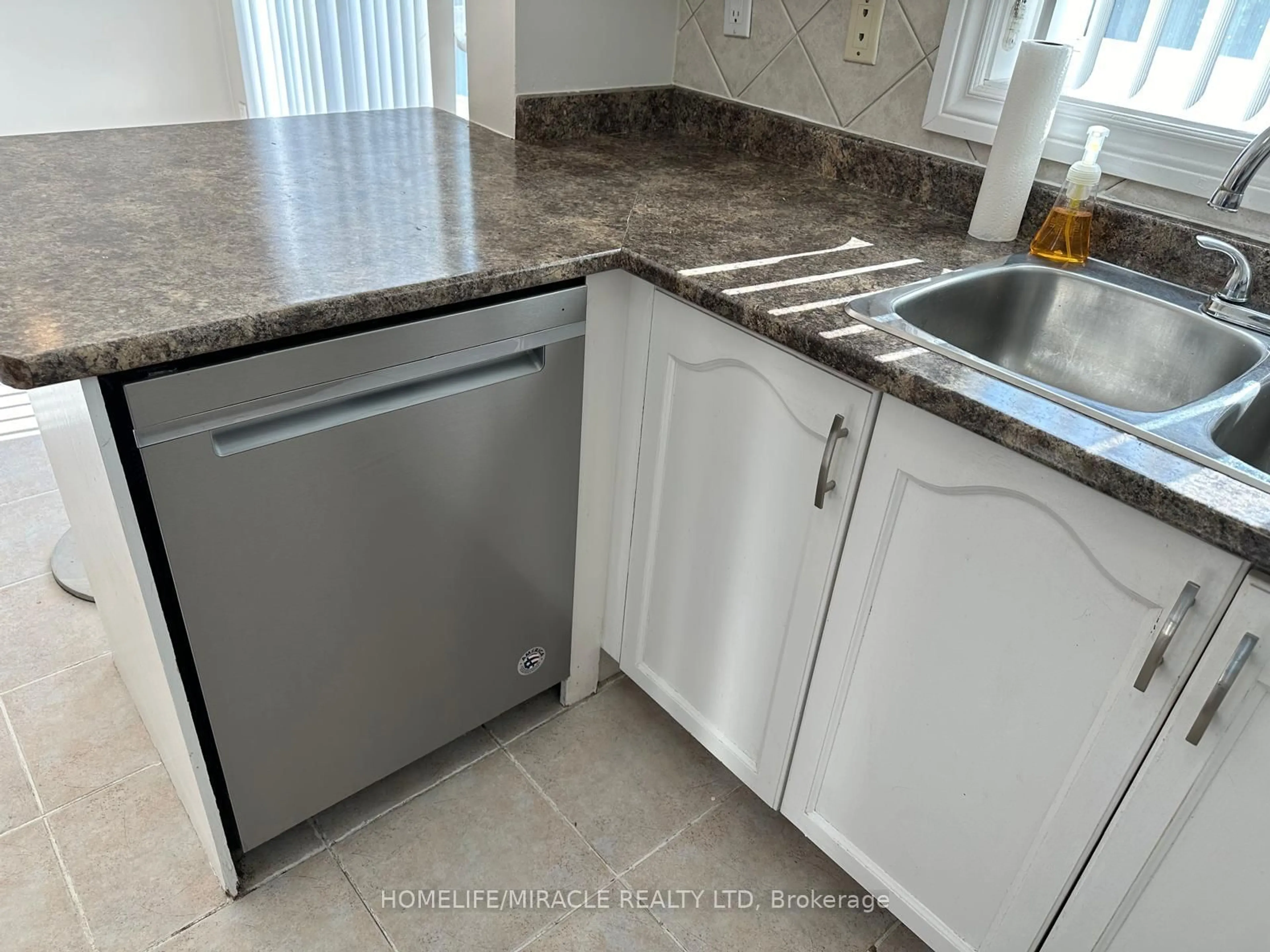 Standard kitchen, ceramic/tile floor for 1588 South Parade Crt #67, Mississauga Ontario L5M 6E7