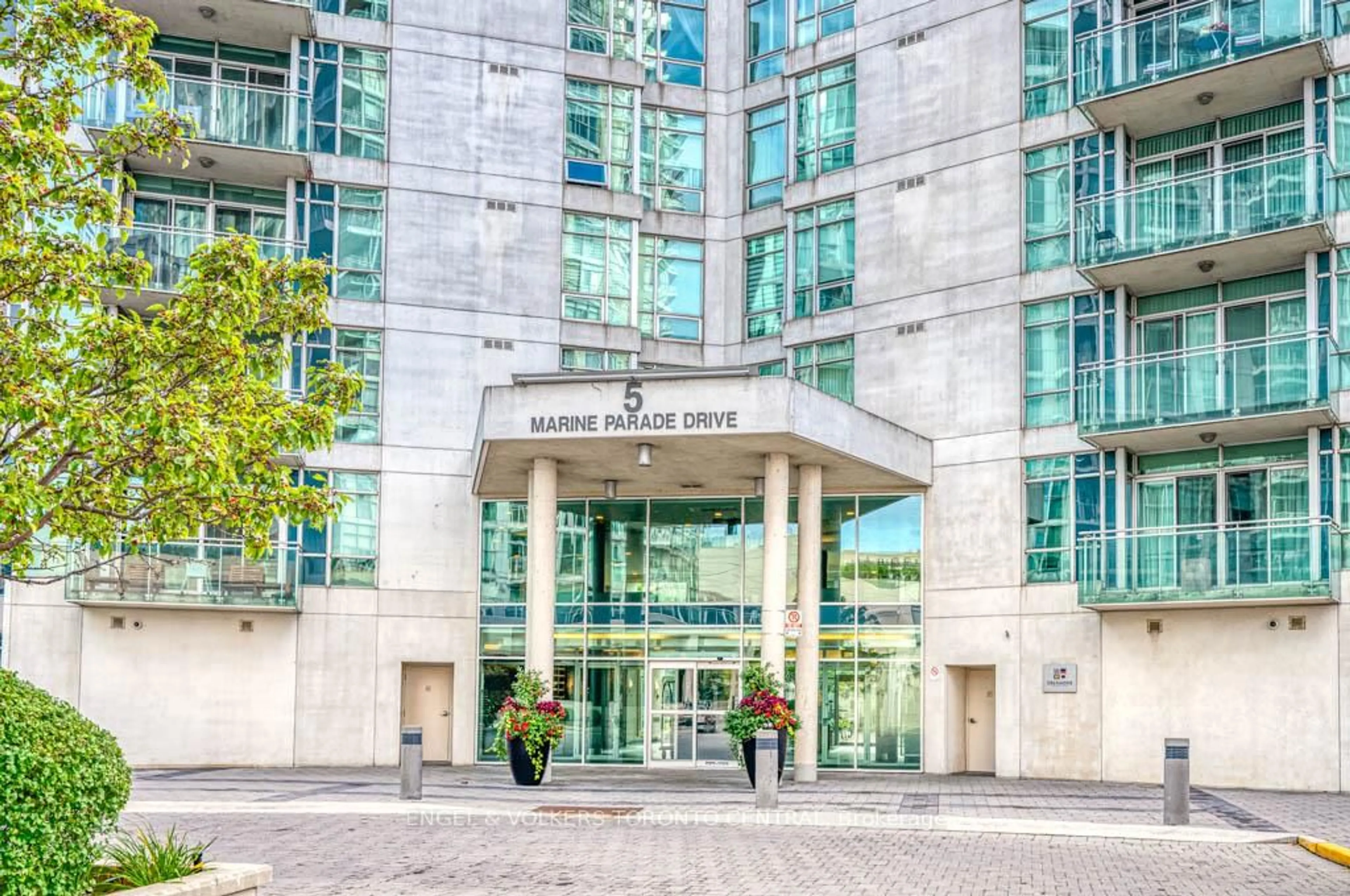 Indoor foyer for 5 Marine Parade Dr #805, Toronto Ontario M8V 4B4