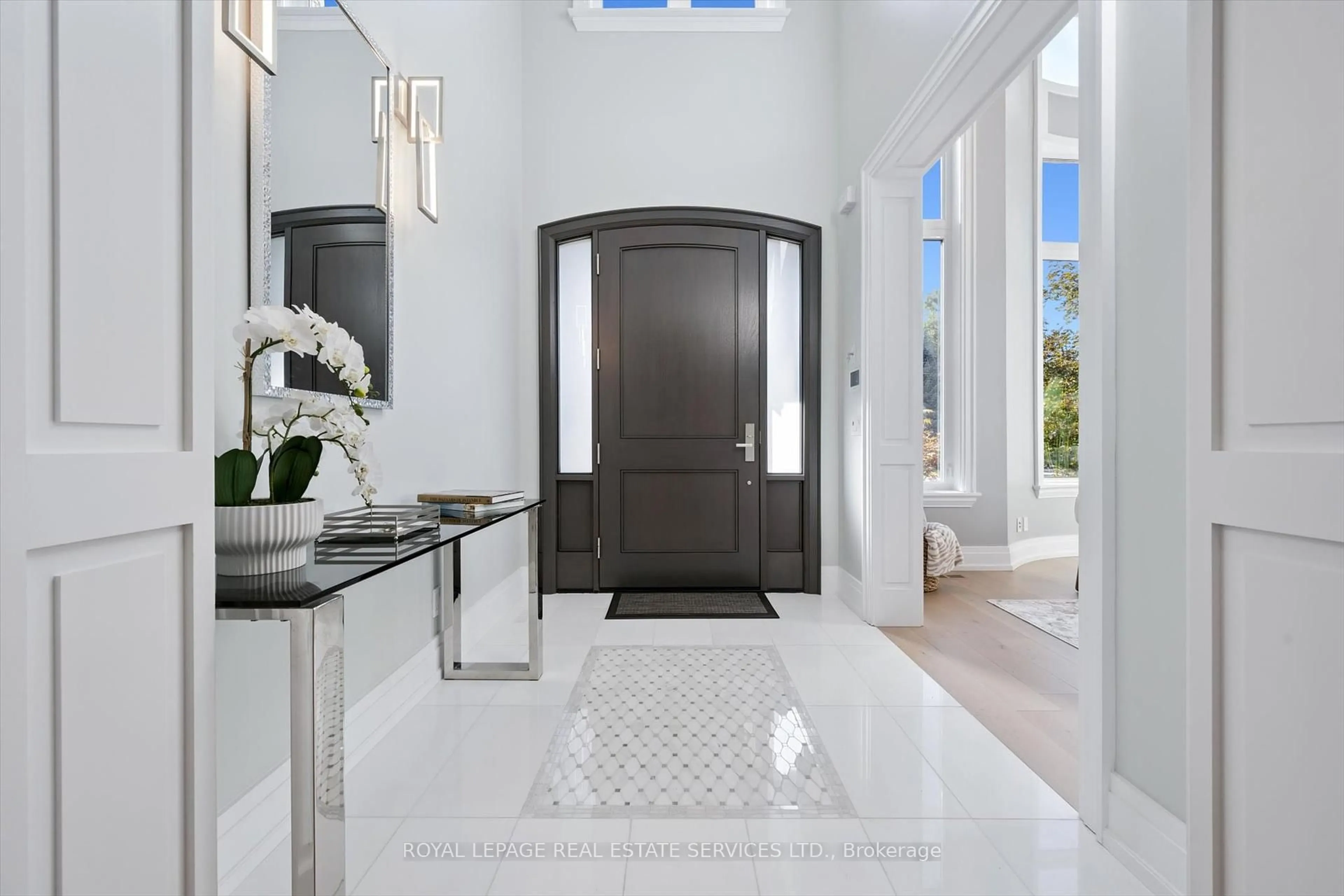 Indoor entryway for 14 Westglen Cres, Toronto Ontario M9B 4R1