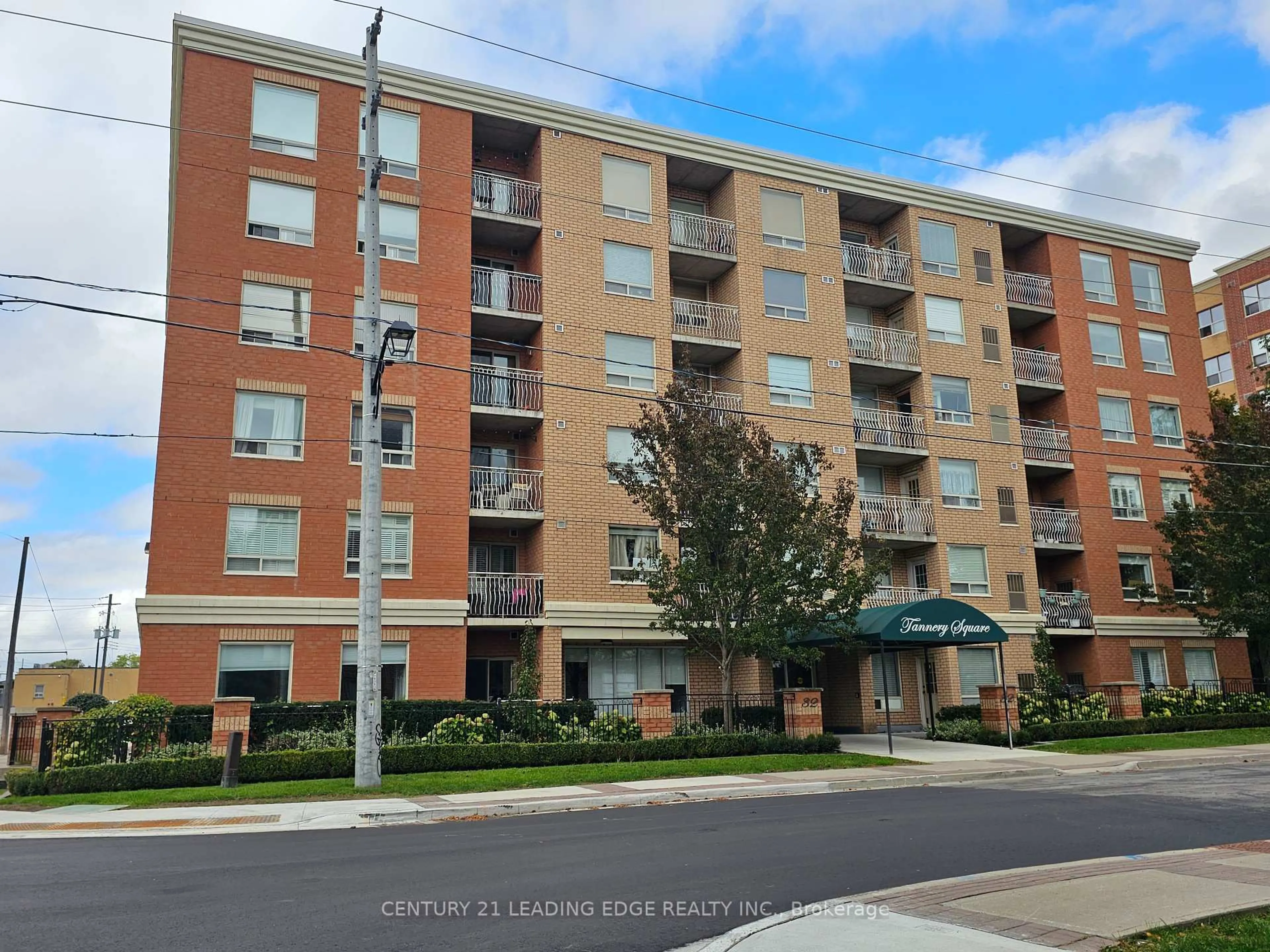 A pic from outside/outdoor area/front of a property/back of a property/a pic from drone, street for 32 Tannery St #105, Mississauga Ontario L5M 6T6