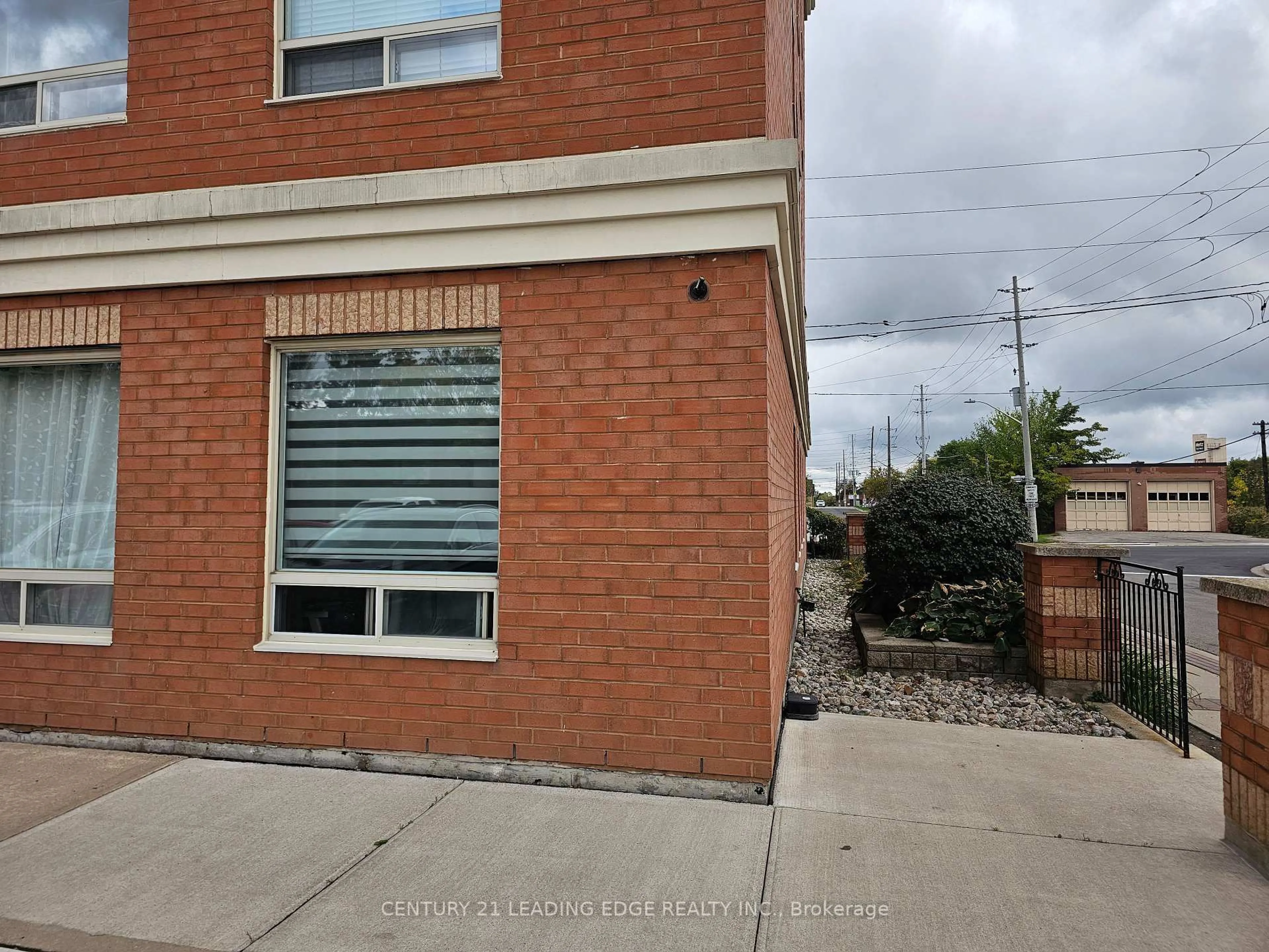 Home with brick exterior material, building for 32 Tannery St #105, Mississauga Ontario L5M 6T6
