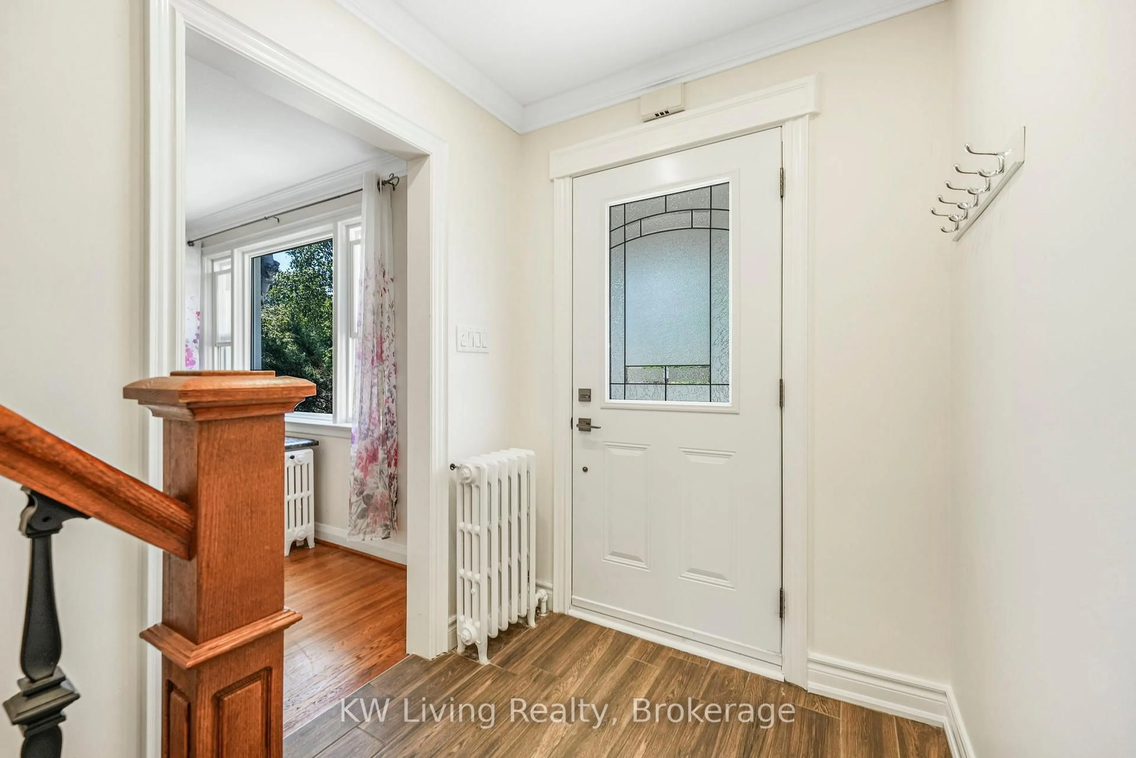 Indoor entryway for 2463 Camilla Rd, Mississauga Ontario L5A 2K4