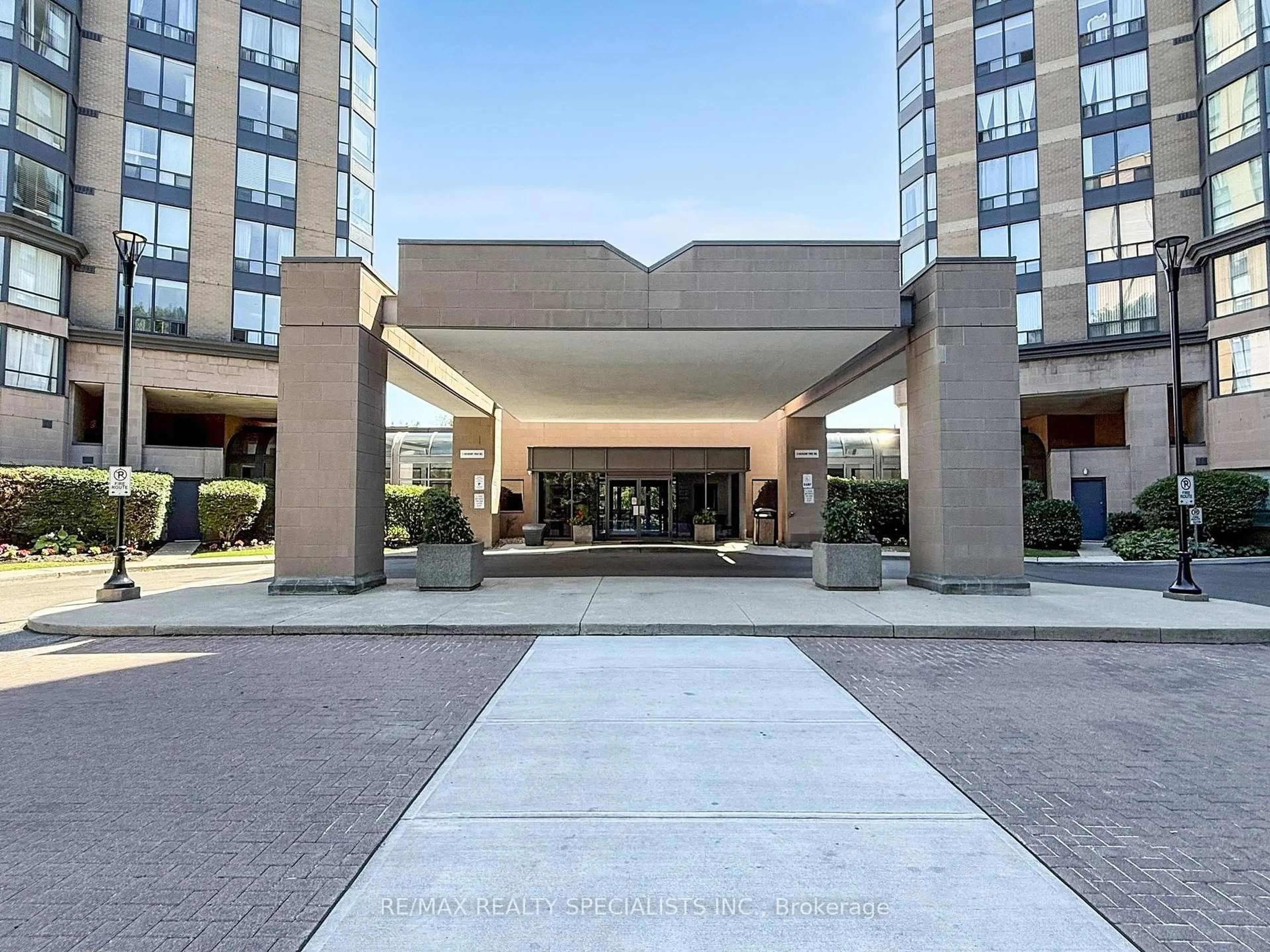 Indoor foyer for 1 Hickory Tree Rd #004, Toronto Ontario M9N 3W4