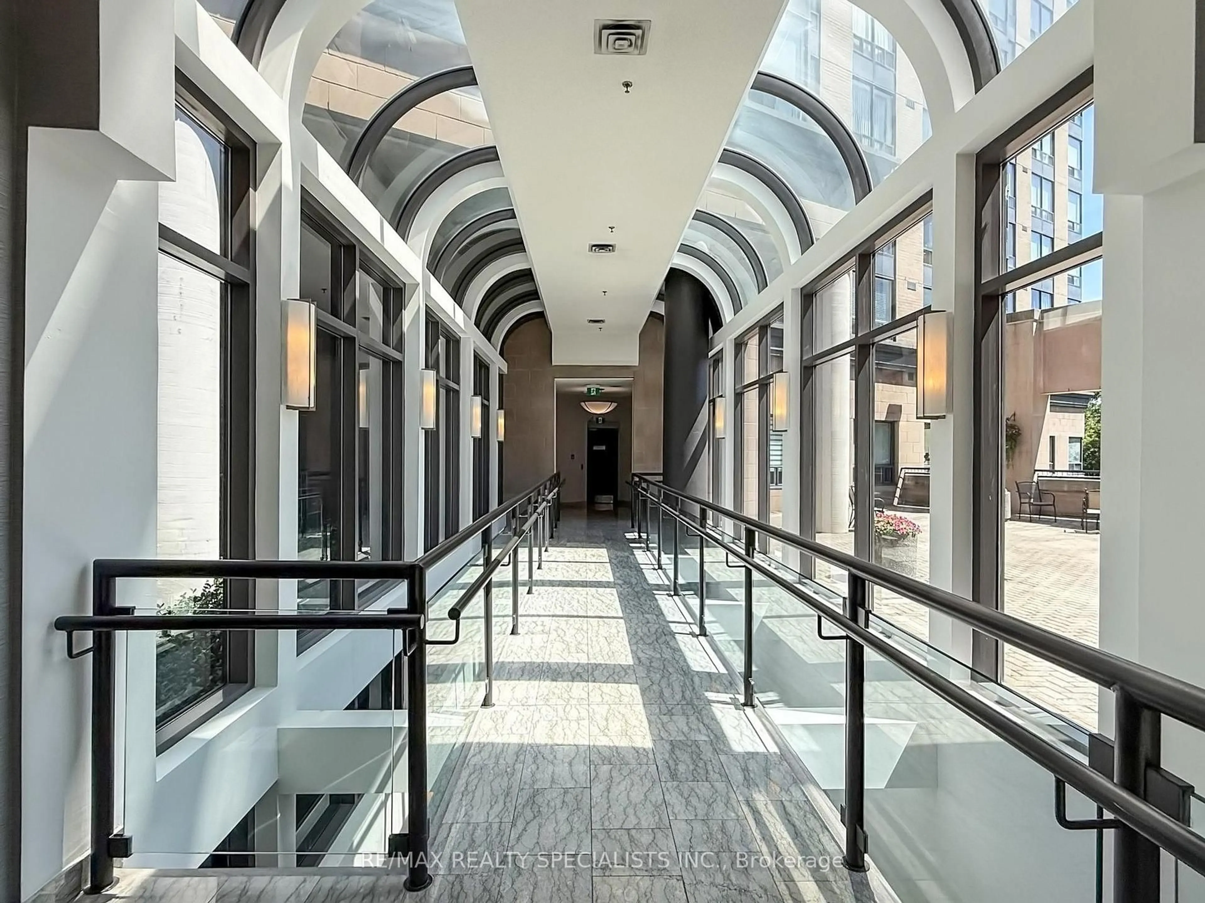 Indoor foyer for 1 Hickory Tree Rd #004, Toronto Ontario M9N 3W4