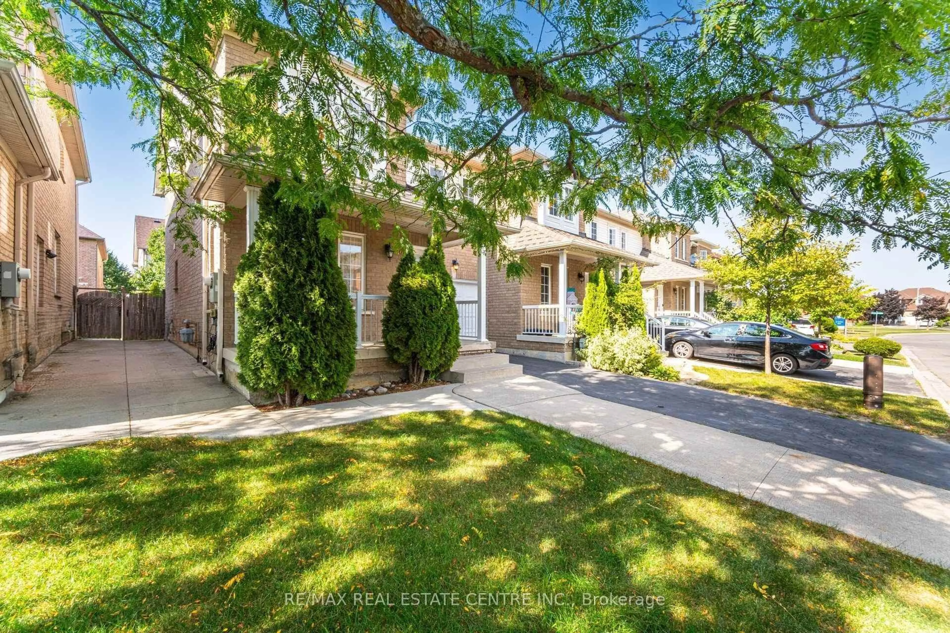 A pic from outside/outdoor area/front of a property/back of a property/a pic from drone, street for 86 Pauline Cres, Brampton Ontario L7A 2V7