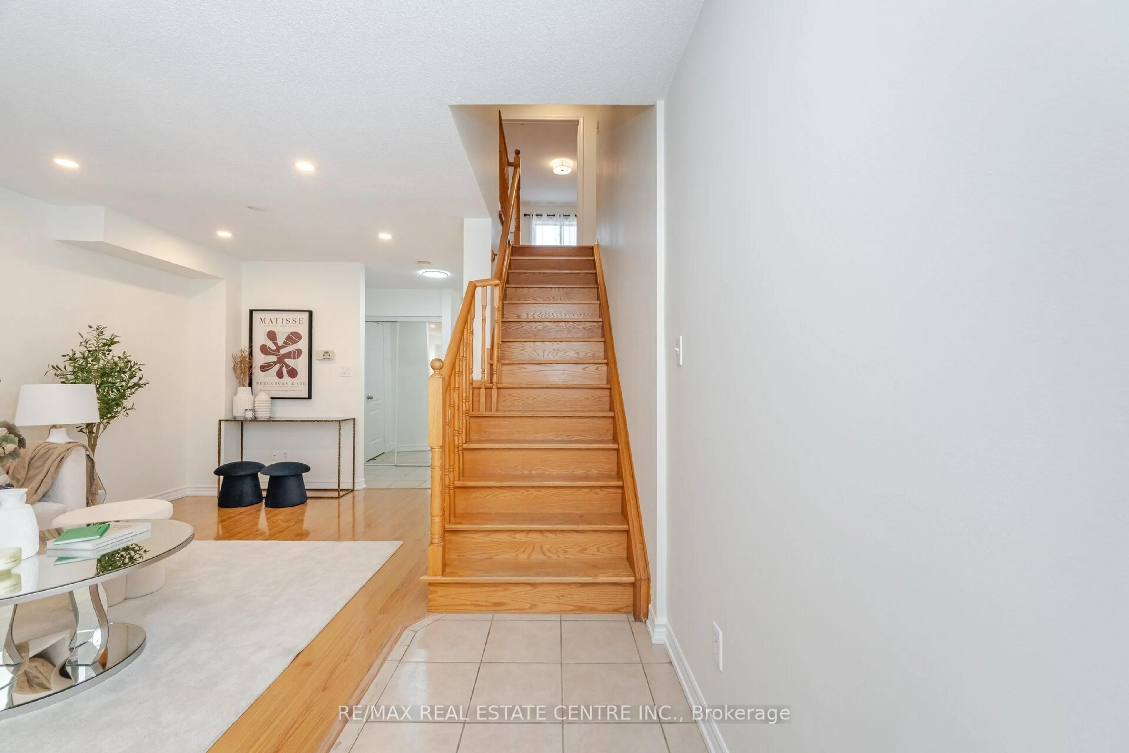 Indoor foyer for 86 Pauline Cres, Brampton Ontario L7A 2V7