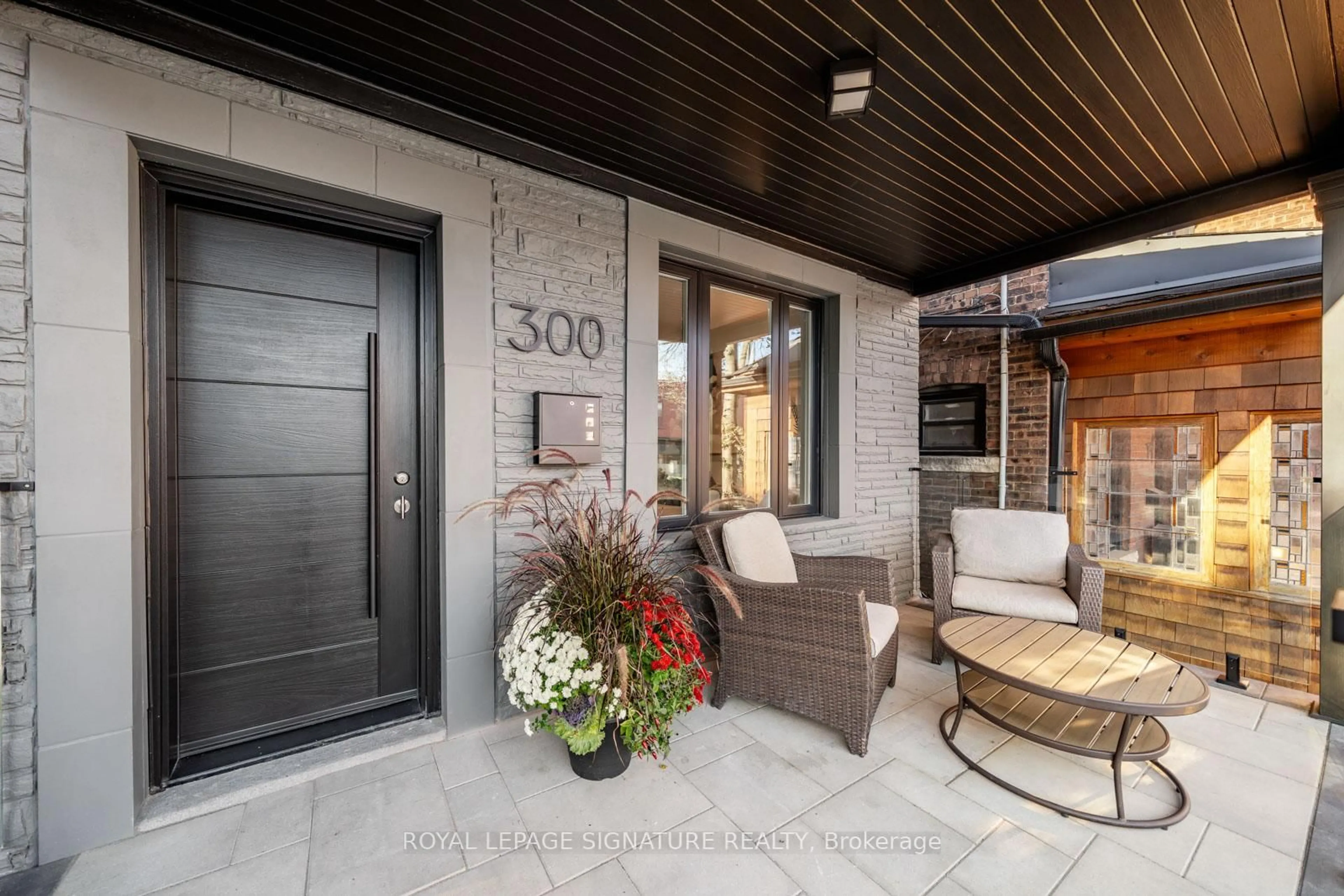 Indoor entryway for 300 Wallace Ave, Toronto Ontario M6P 3N4