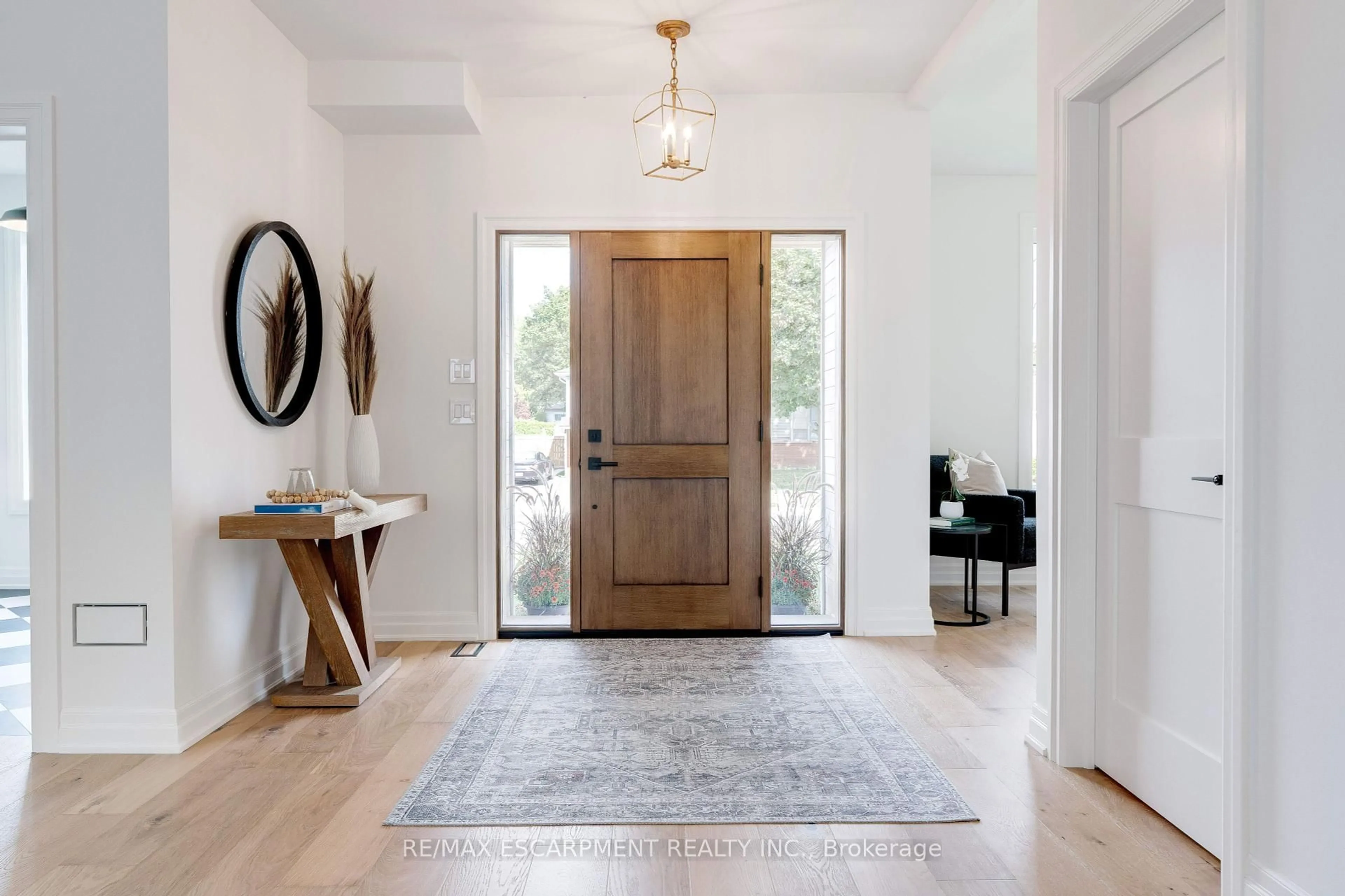 Indoor entryway for 684 Peele Blvd, Burlington Ontario L7R 3B9