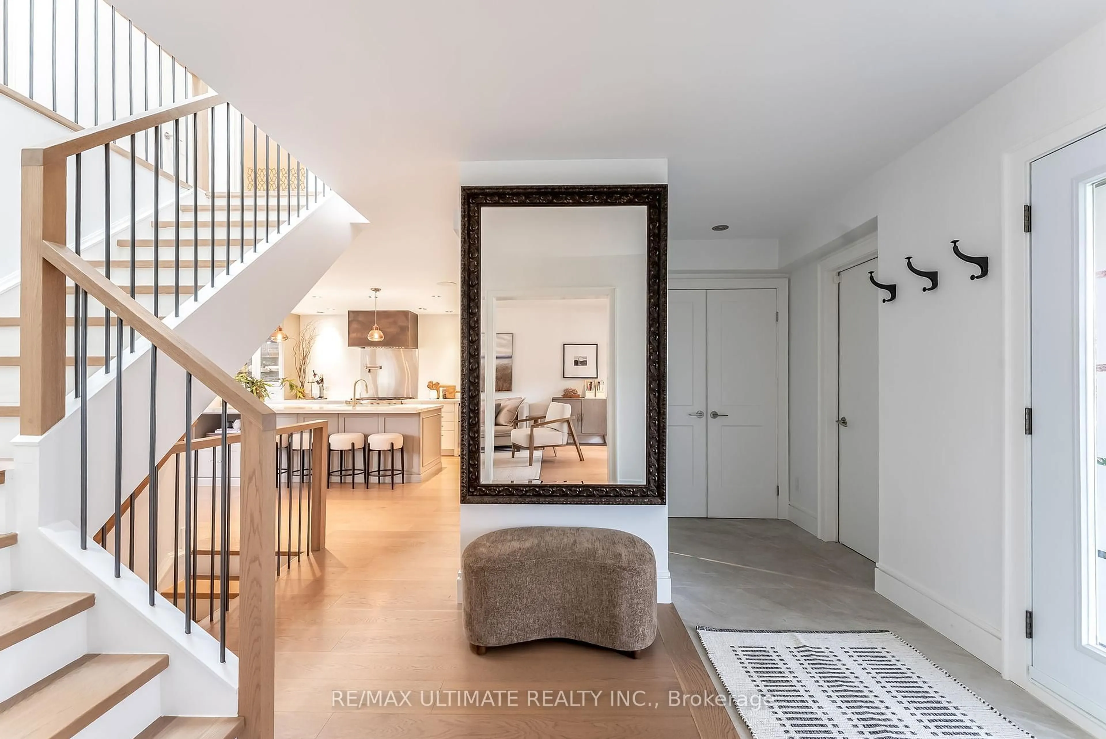 Indoor entryway for 4157 Marblethorne Crt, Mississauga Ontario L4W 2H9