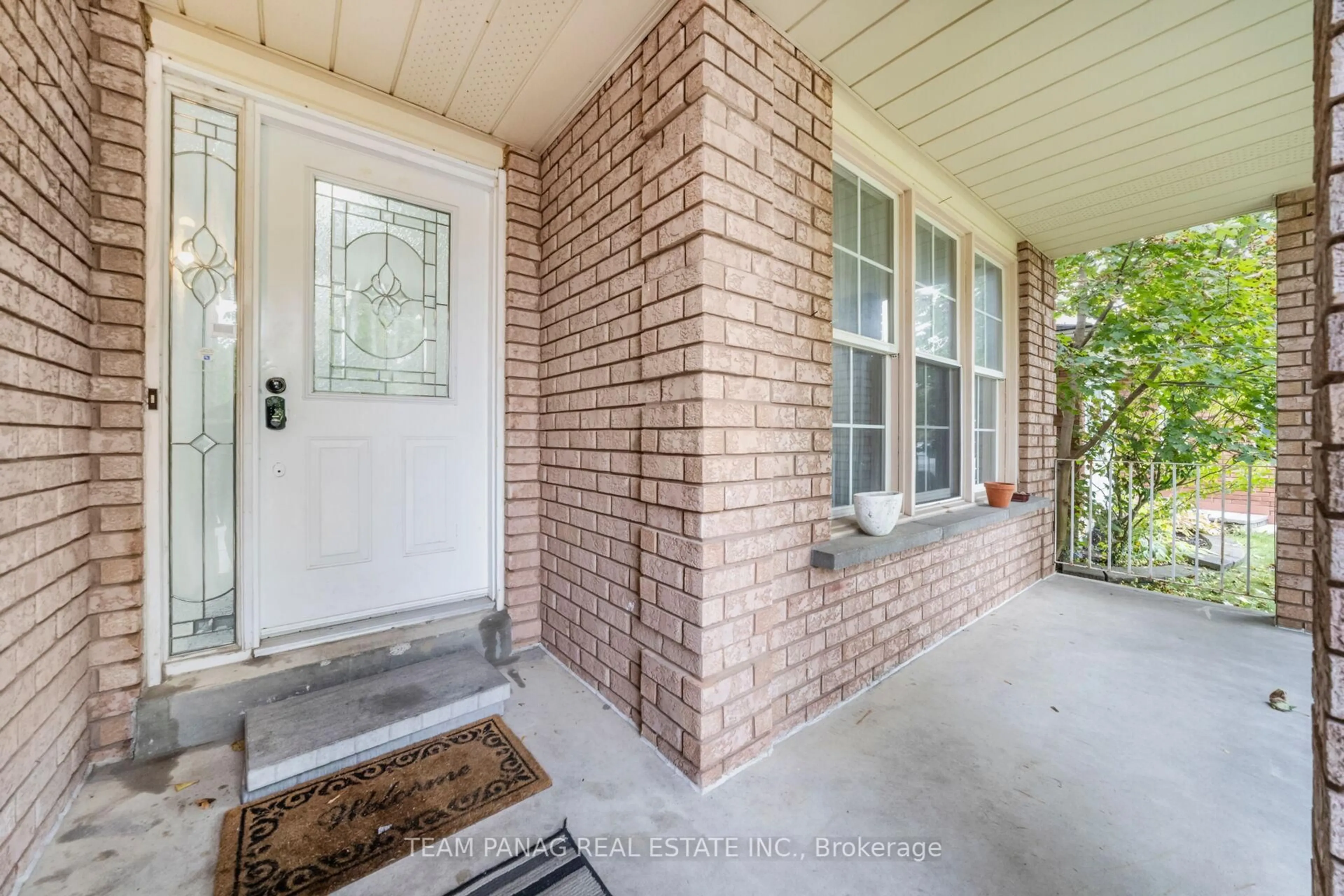 Indoor entryway for 6 Coronation Circ, Brampton Ontario L6Z 3Z6
