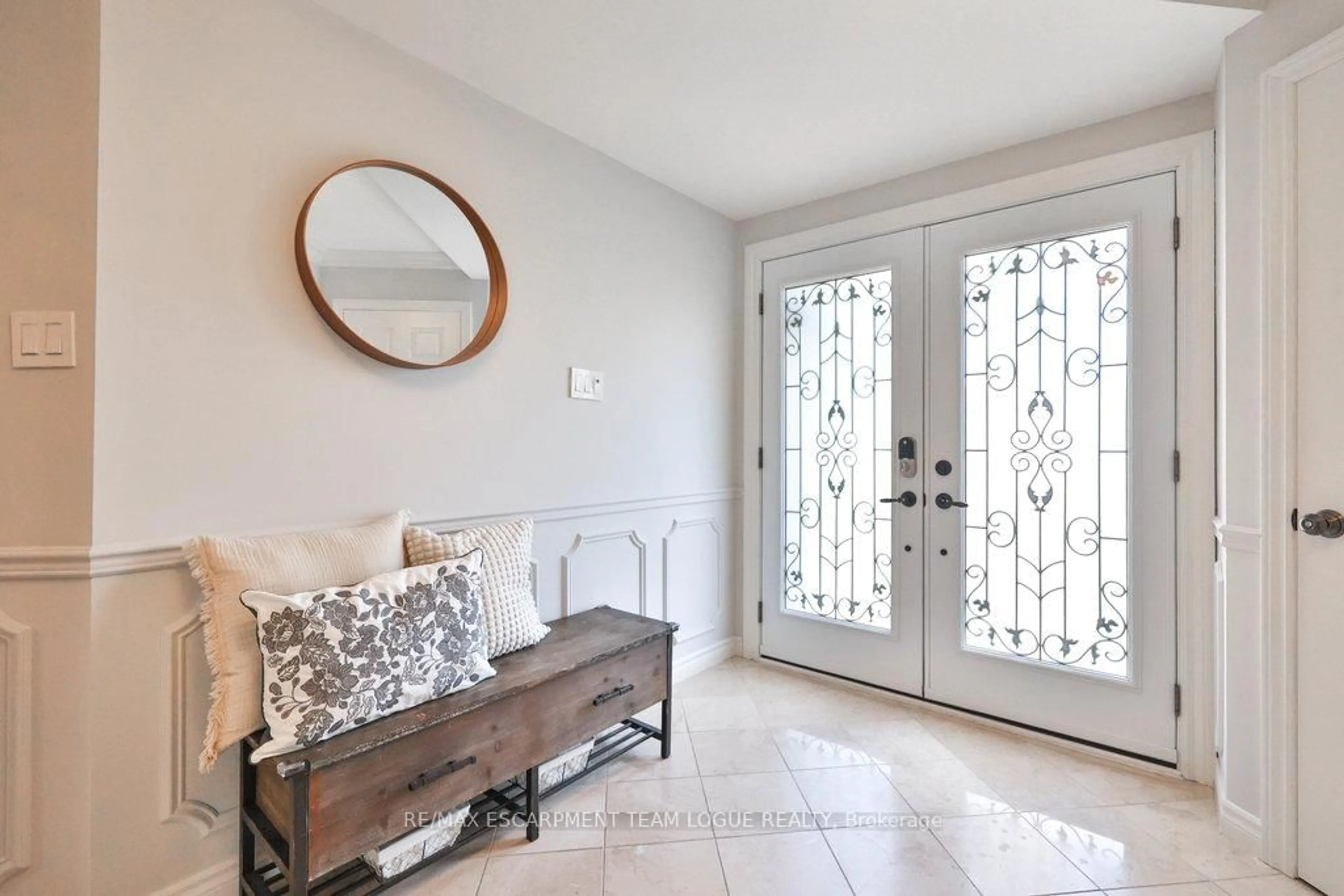 Indoor entryway for 2482 Newport St, Burlington Ontario L7M 3X8