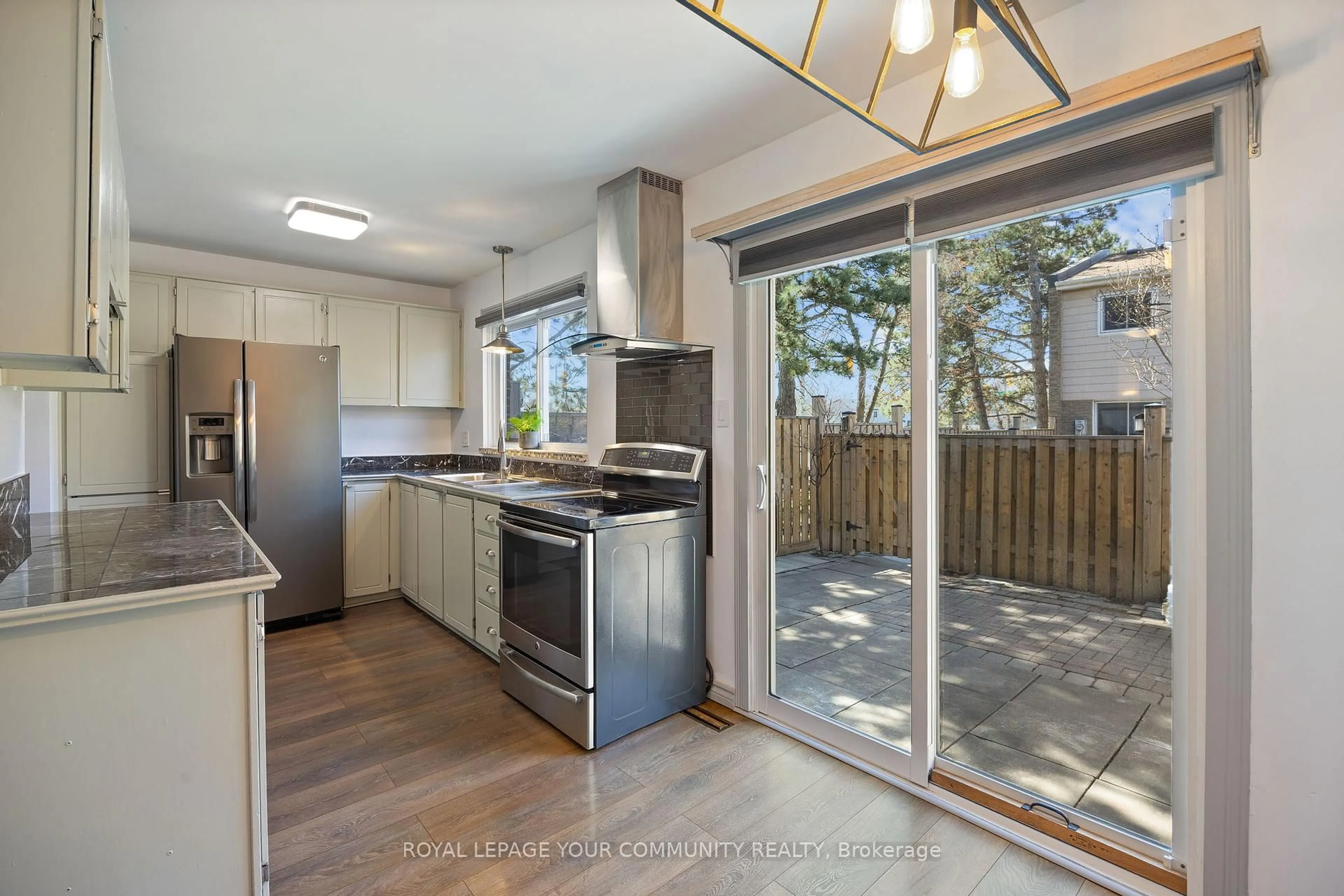 Open concept kitchen, ceramic/tile floor for 1020 CENTRAL PARK Dr #39, Brampton Ontario L6S 3J5